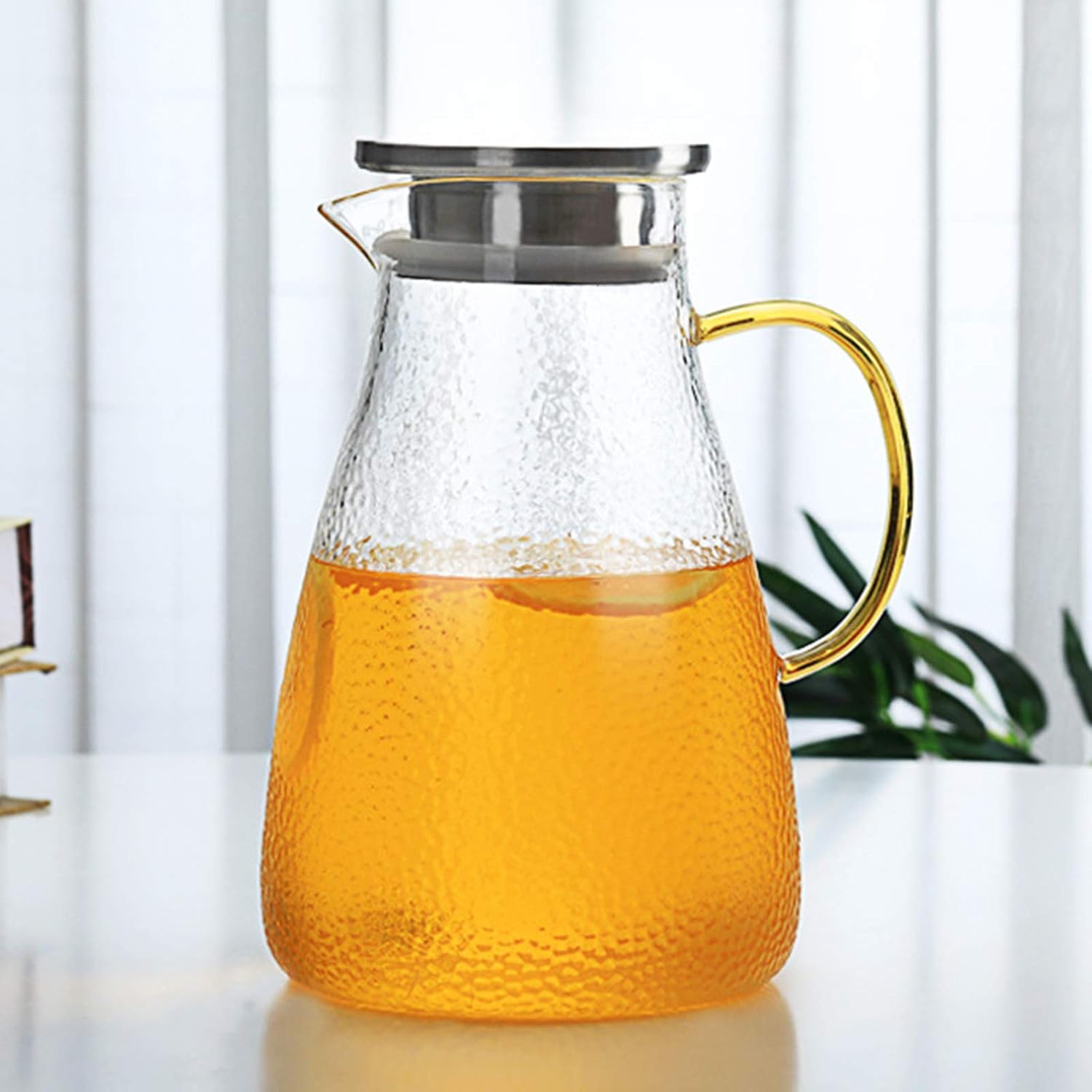 Amazon｜グラスウォーターピッチャー蓋付きグラスピッチャージュースピッチャー温水/冷水、アイスティー、ジュース飲料用のウォーターカラフ