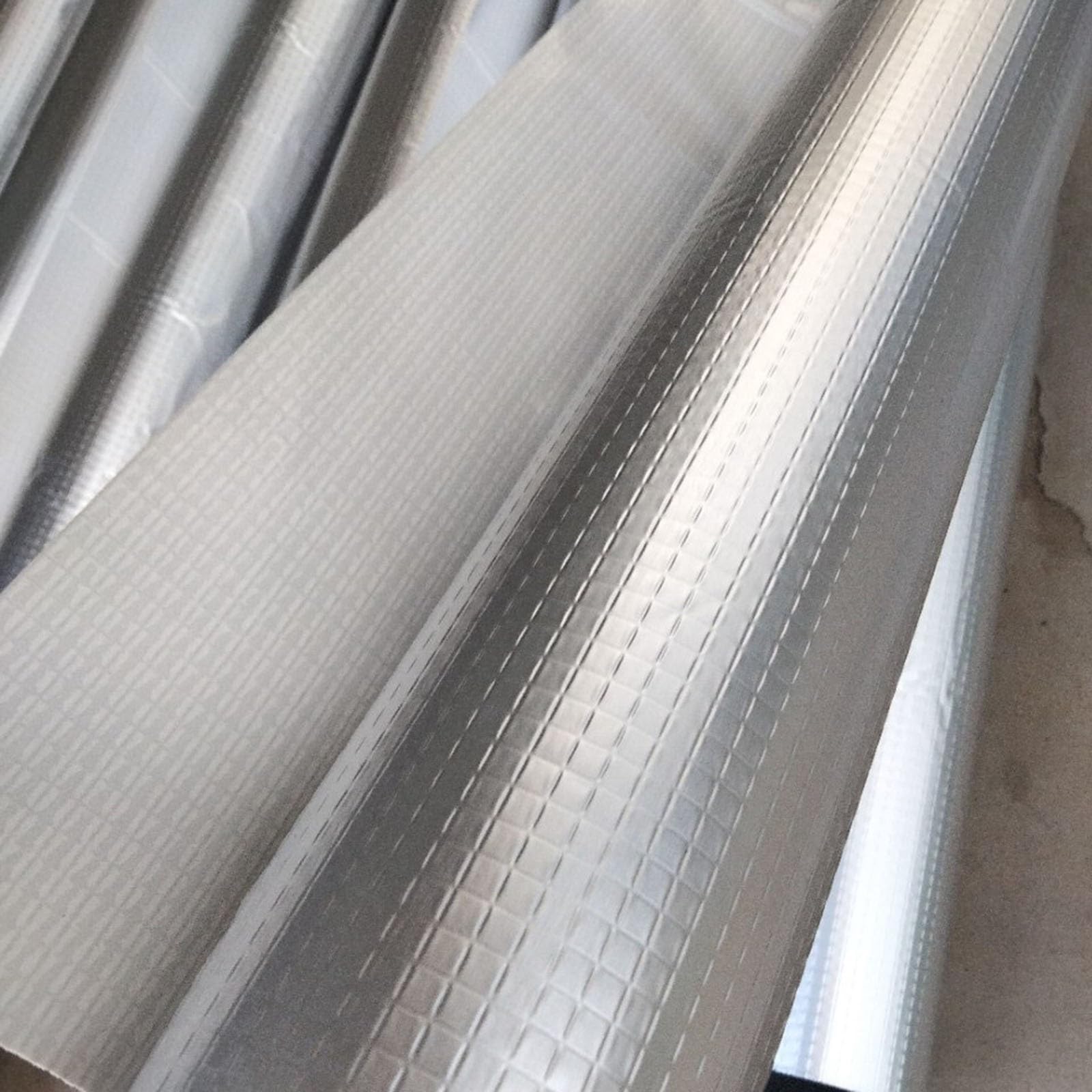 Tubería aislada de caucho y plástico con papel de aluminio, aislamiento anticongelante y aislante for tuberías de agua caliente, material ignífugo