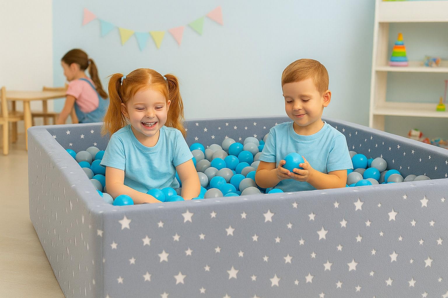 Bällebad Kinder 120×120 cm XXL – großes Stoffbecken mit 1000 Spielbällen Ø 7 cm, weiches Indoor-Bällebad für Babys & Kleinkinder, Stabiler PU-Schaum, Abnehmbarer Baumwollbezug (Plüsch/Hellblau)