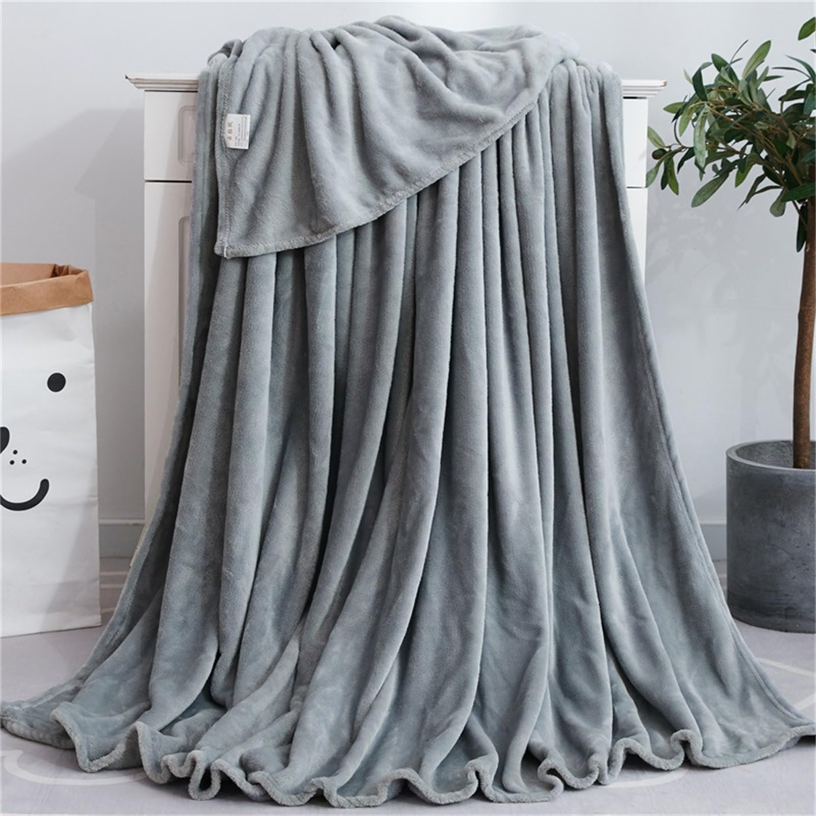DOTBUY-SHOP Flannel Blanket Soft Throw Blanket, Warm Blankets and Throws, Coral Fleece Throw fit all Season, Versatile Flannel Blankets For Sofas, Bed, Travel (200x230cm,Silver)
