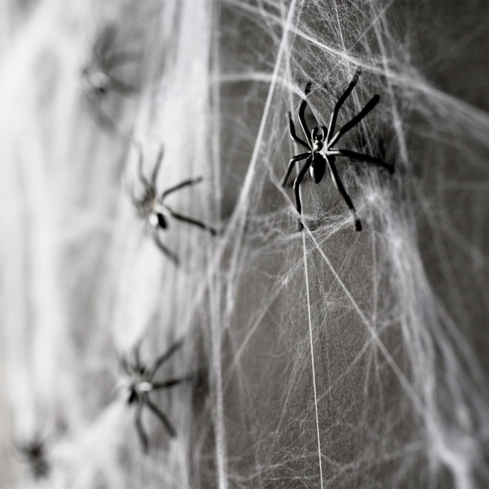 Pajęczyny dekoracje halloweenowe na zewnątrz i wewnątrz - 1200 m2 i dodatkowe 30 sztucznych pająków - trwałe i rozciągliwe dekoracje na podwórko na Halloween artykuły imprezowe