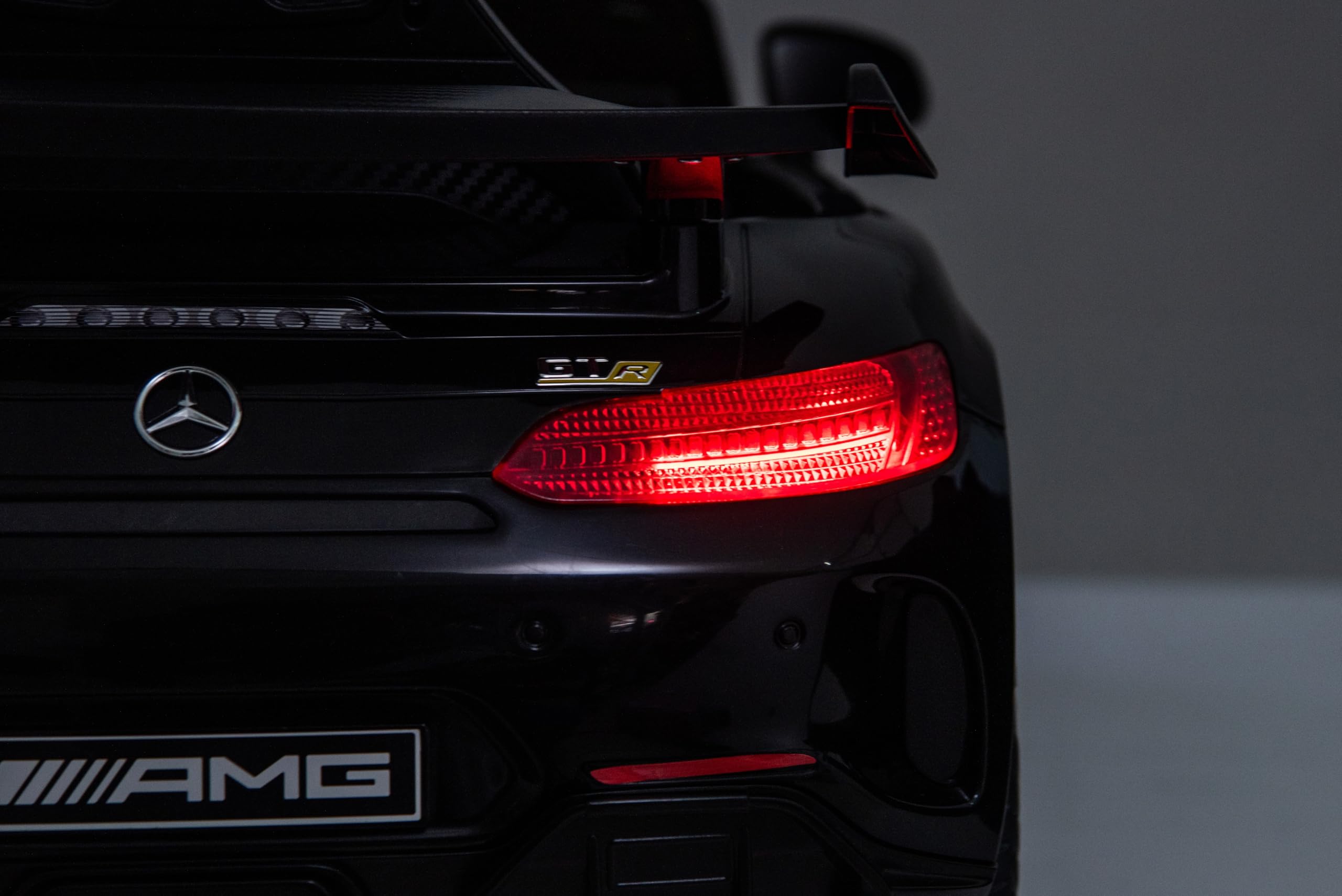 FINOOS Mercedes GTR AMG Elektroauto für Kinder, 12V, elektrische Kinder elektroauto mit Fernbedienung, 2 + 1 Geschwindigkeitsstufen, Hupe, LED, Musik, Bluetooth (Schwarz)