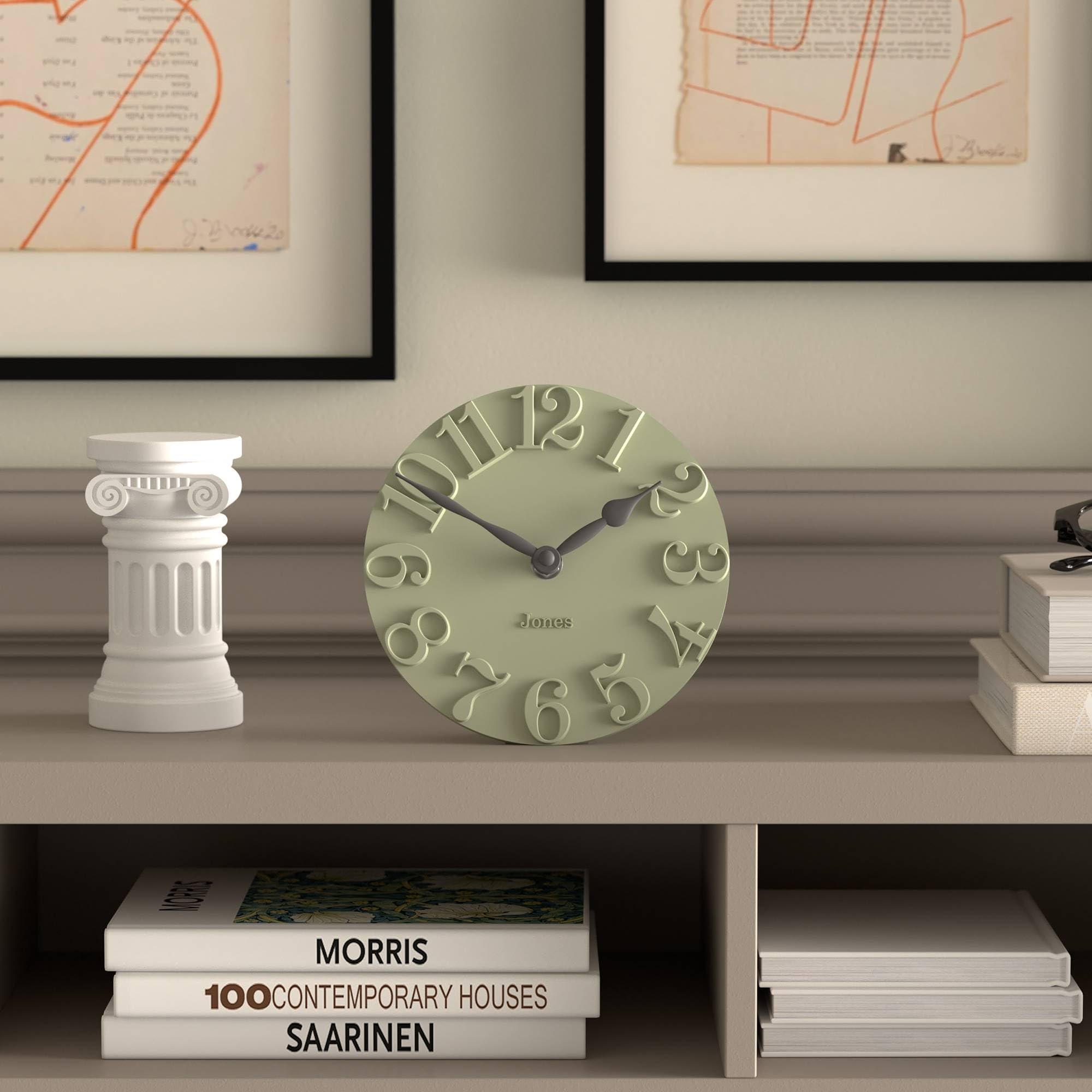 Jones Clocks® Hampstead Orologio da scrivania | Autonomo | Verde salvia | Eleganti numeri modellati in rilievo | Ideale per mensole, camino, soggiorno, ufficio domestico o comodino