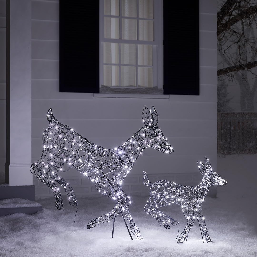 Lights4fun 2er-Deko-Set Harlow Springende LED-Rentiere | Hirschkuh & Rehkitz | Solarbetrieben | Fernbedienung & Timer | Weihnachtsbeleuchtung Rattan Außen Weihnachtsfigur | 102 cm & 60 cm