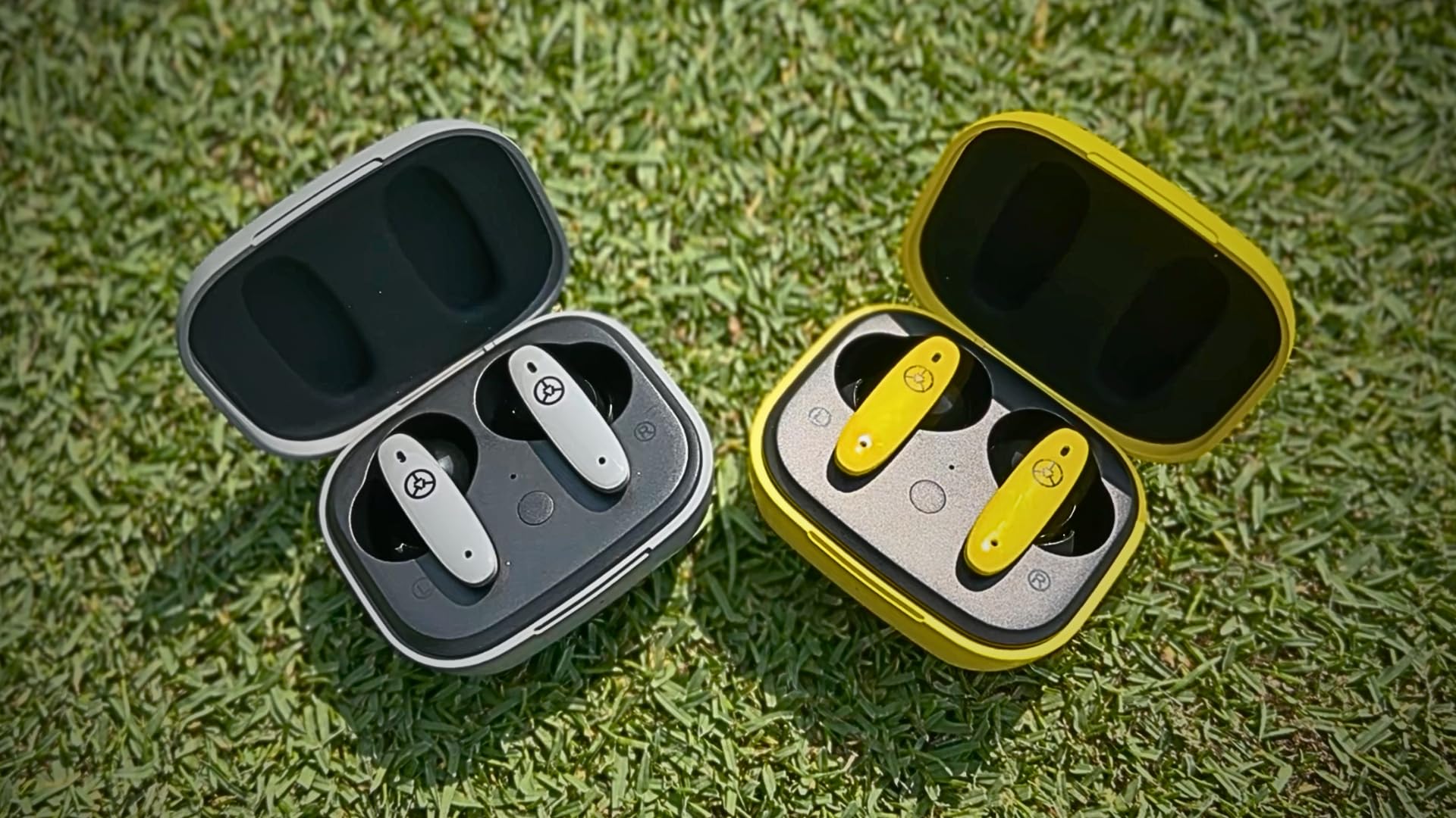 TecTecTec TEAM8 E - Auricolari GPS per Golf - Distanze Fronte/Centro/Retro del Green, Ostacoli, Misurazione Distanza Colpi - con Custodia di Ricarica Wireless