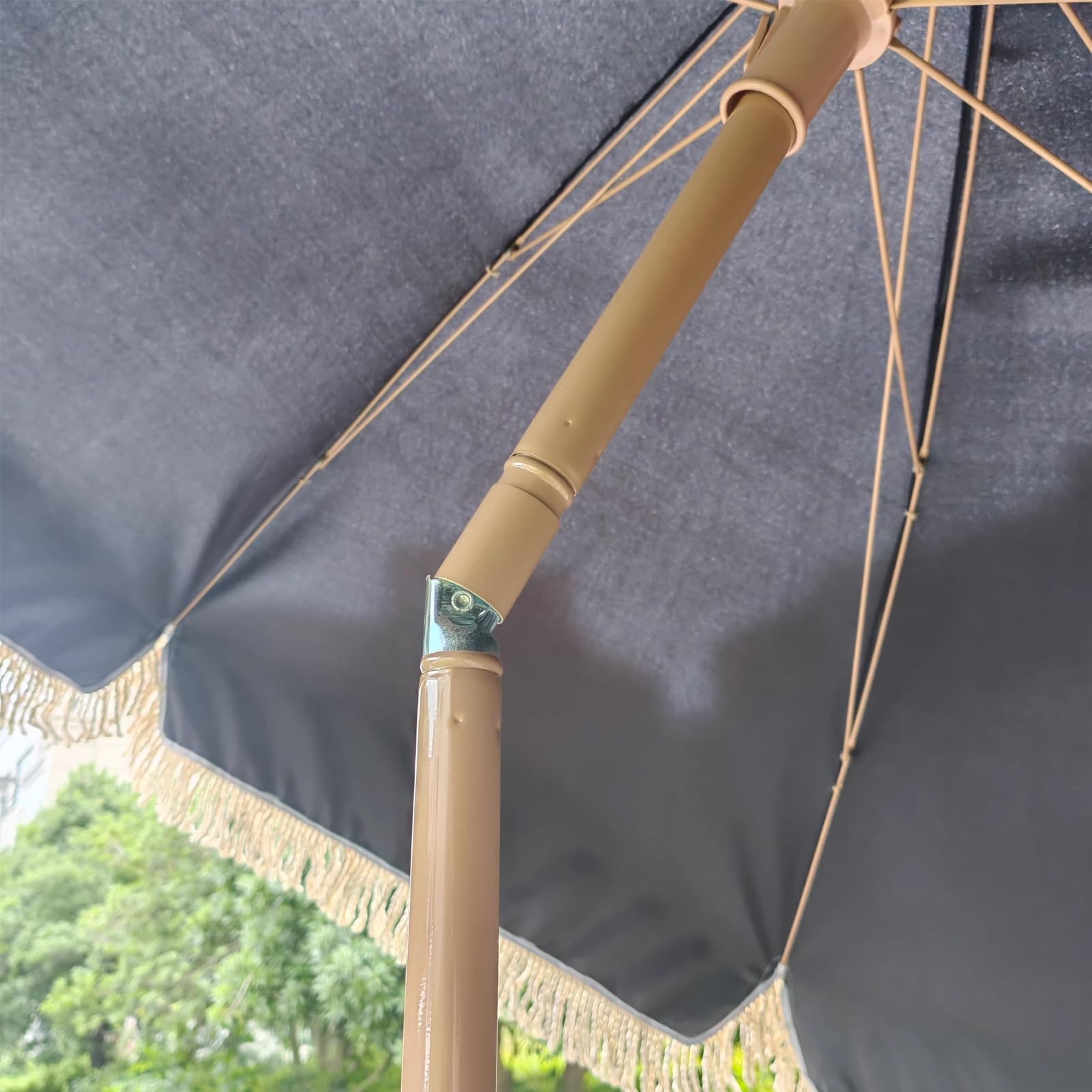 Gotycki parasol ogrodowy 240 cm z frędzlami i regulacją nachylenia, czarny okrągły parasol ogrodowy z frędzlami i żelaznym trzonkiem, żebra z włókna szklanego, do stołu, na plażę, do ogrodu