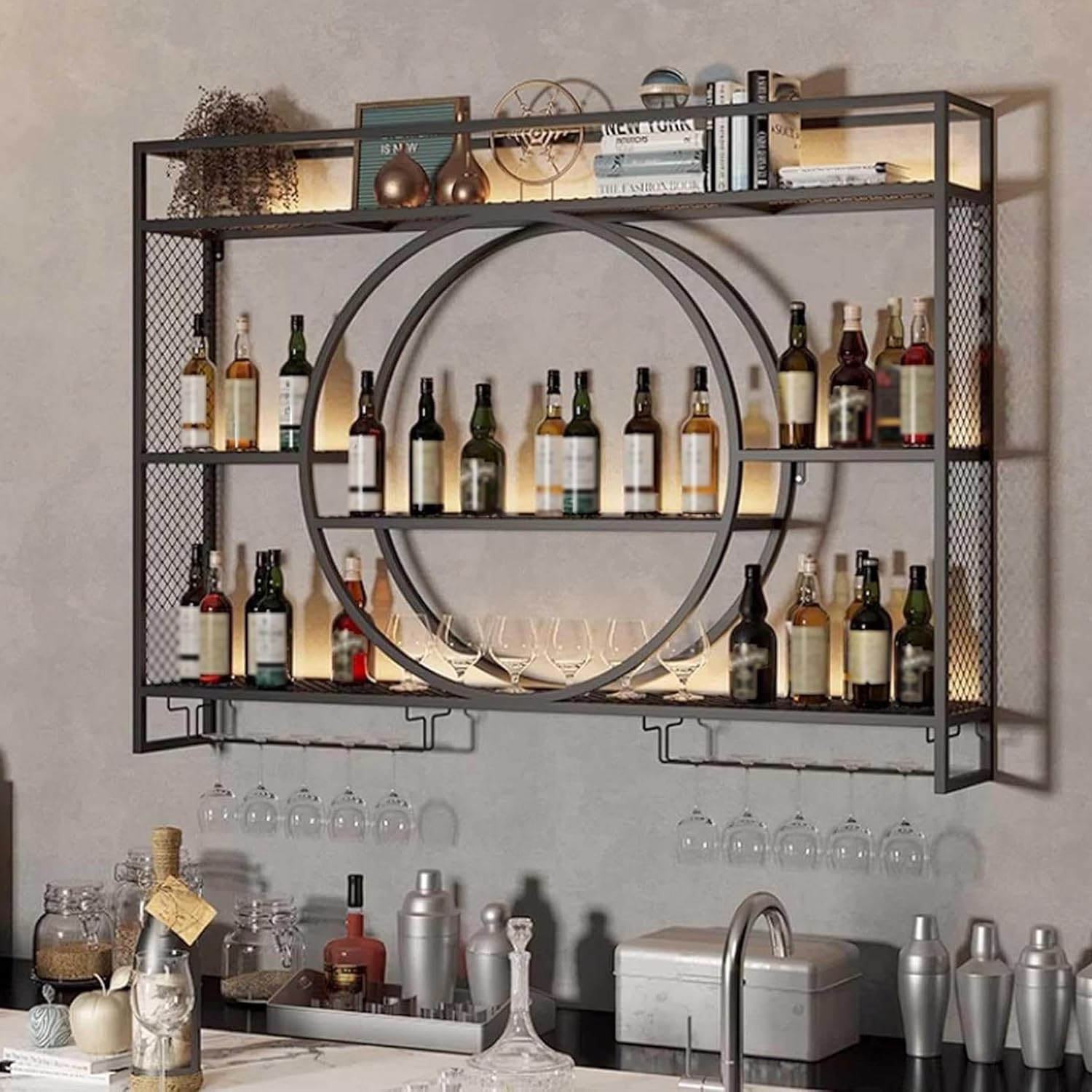 Meuble casier à vin en métal doré avec étagères en verre