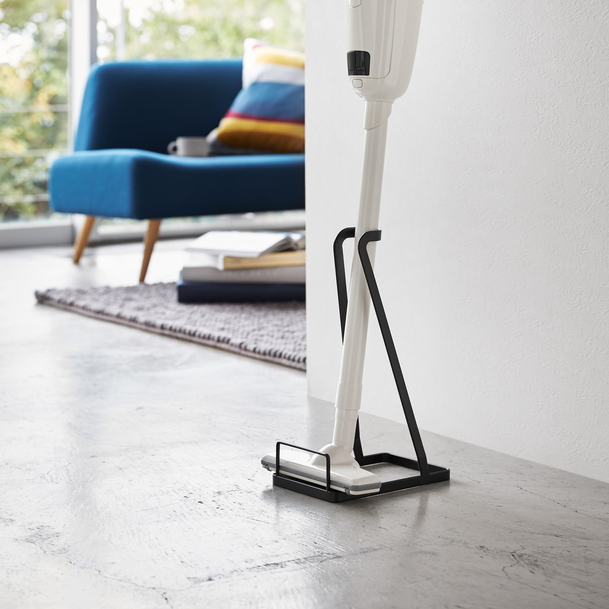 YAMAZAKI 3274 Tower Vacuum Cleaner Stand, Black, Steel, 15 x 24 x 38 cm