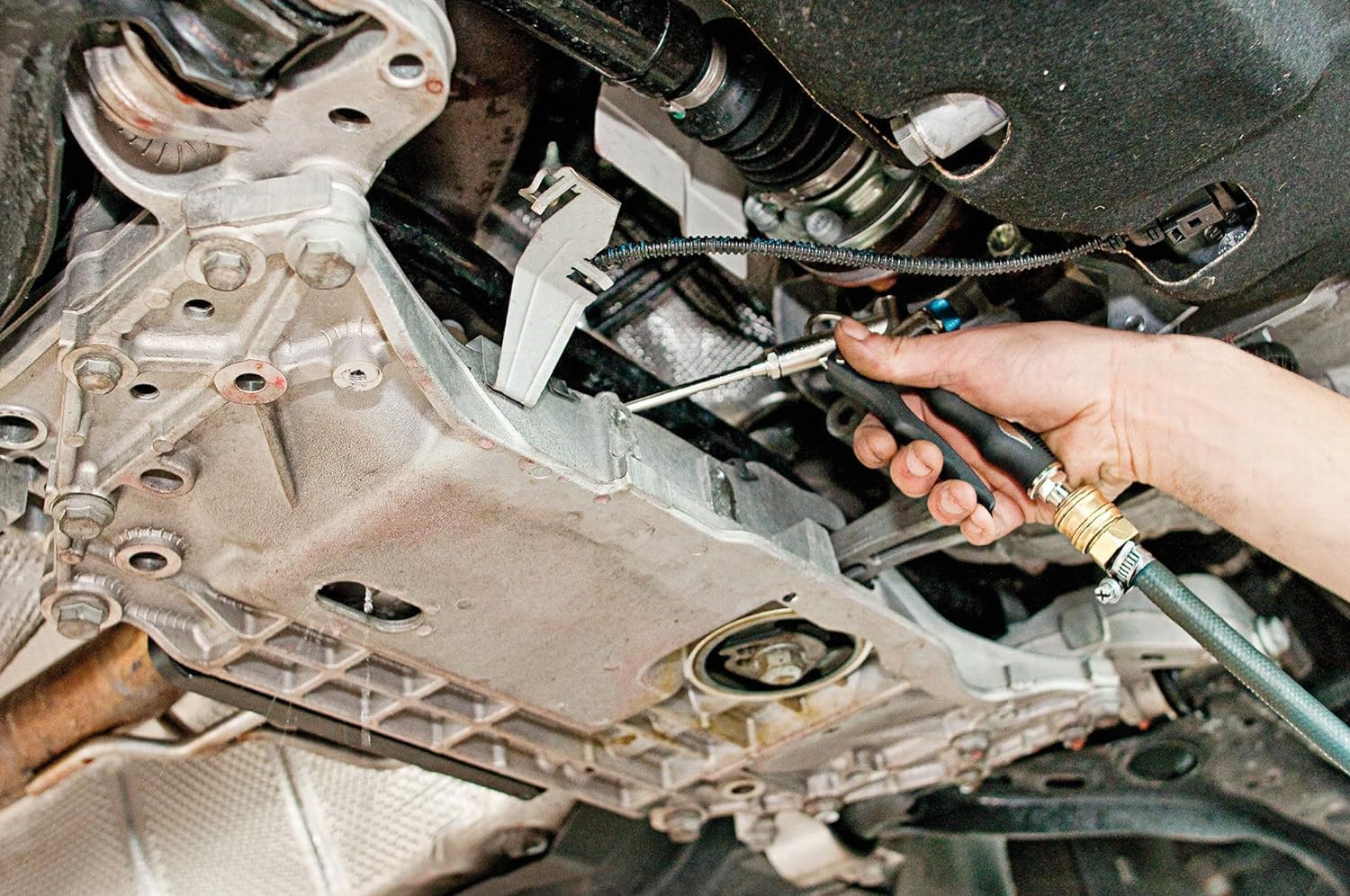HAZET Pistolet de soufflage 2 voies 9040-4 - Raccord d'air sur la tête ou la poignée, pour éliminer les salissures fines dans les endroits difficiles d'accès - avec boîtier robuste en aluminium