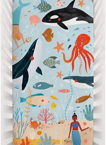 Rookie Humans Sábana bajera ajustable 100% satén de algodón para cuna Beyond The Reef. Moderno cuarto de bebé, uso como fondo de fotos para las