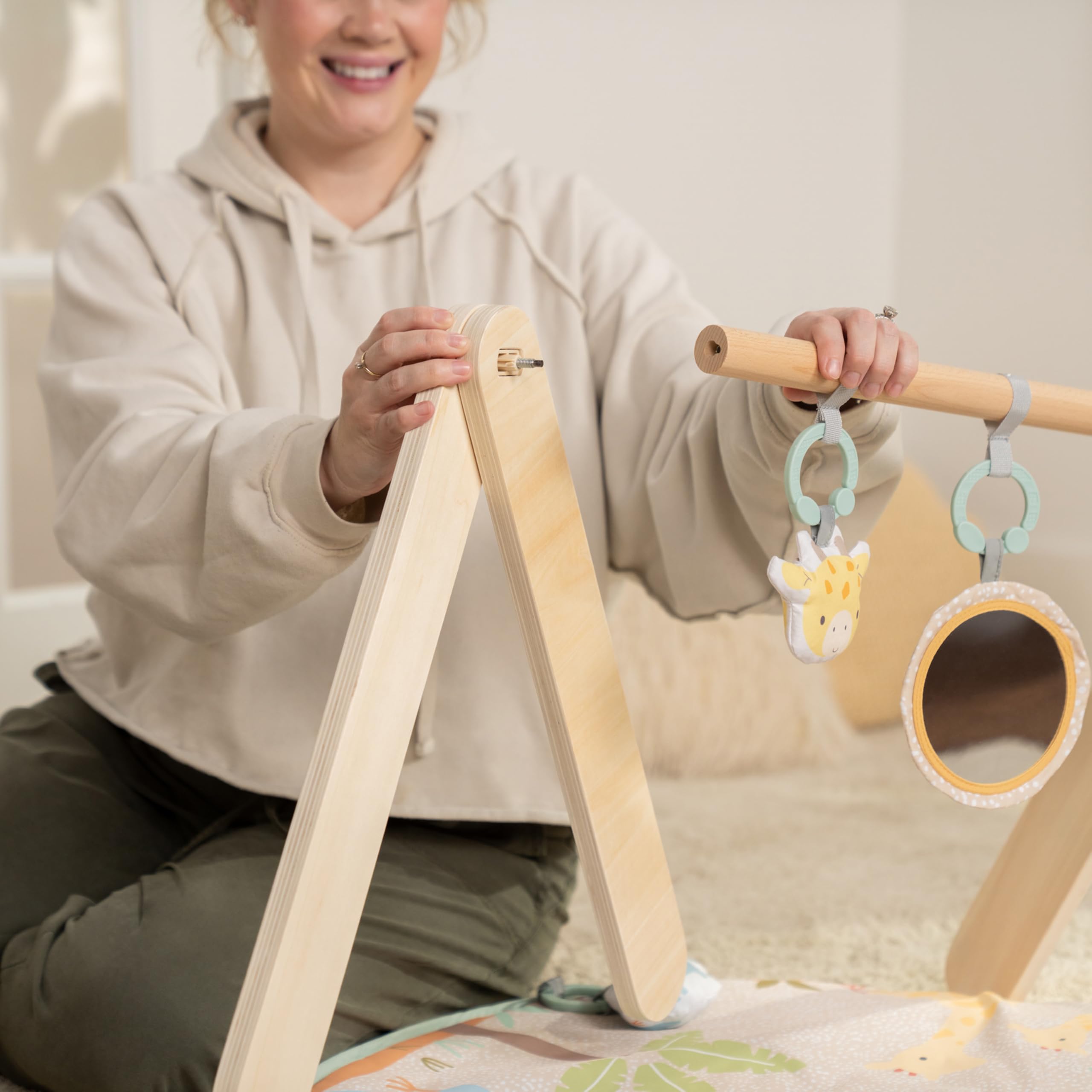 Ingenuity Wonder & Wood Alfombra de juego para bebé con arco de madera – Gimnasio plegable con barra en forma de A y 3 juguetes desmontables, alfombra lavable a máquina, 0 a 36 meses