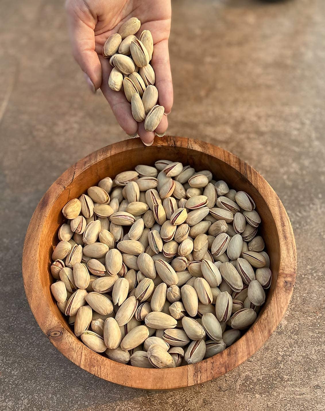 THE EDIBLES Combo Pack of Green Raisins(Hari Kishmish) 250 gms and Roasted & Salted Pistachio 250 gms Total 500 gms_Packing May Vary