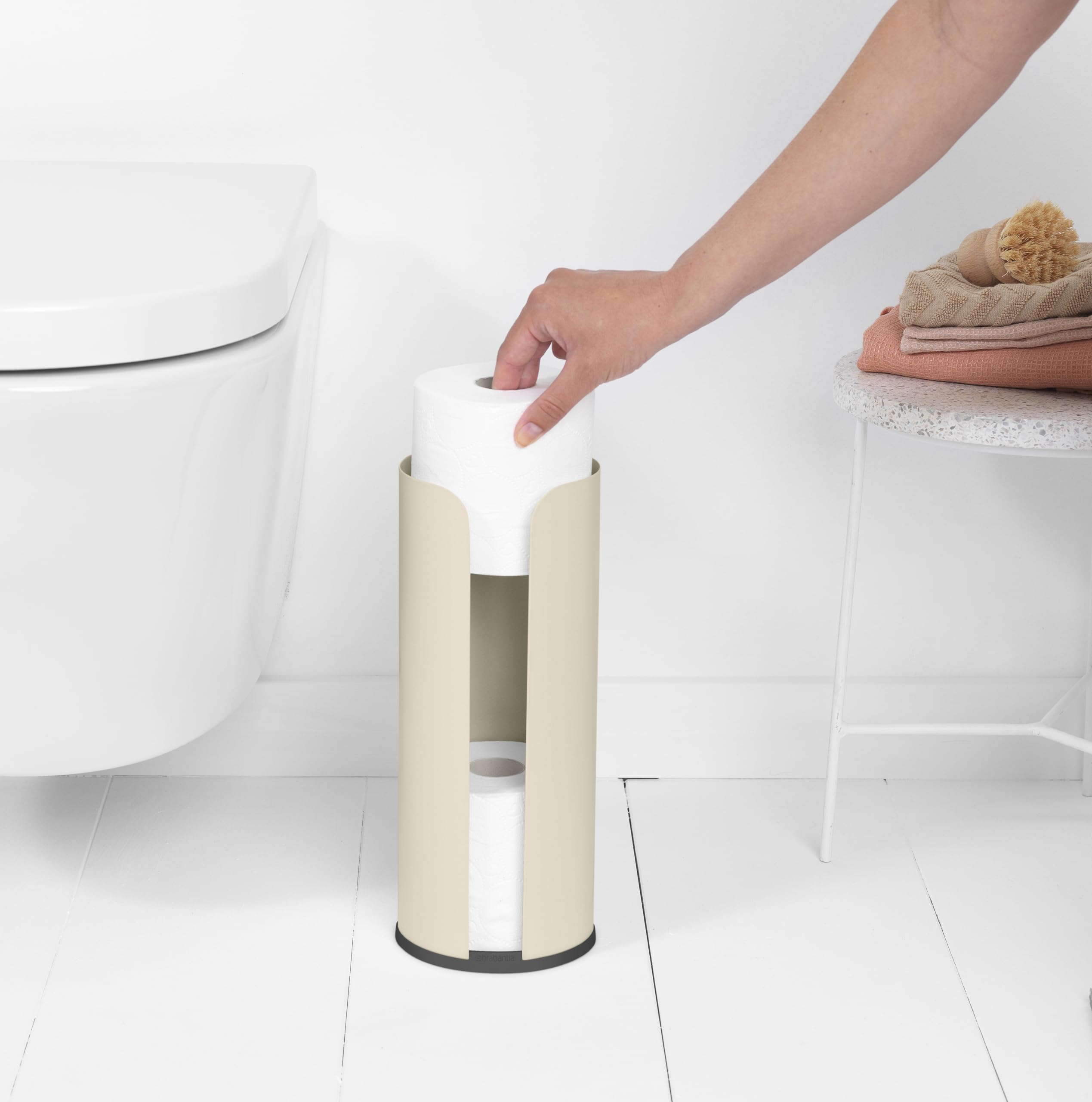 Brabantia - ReNew Zasobnik na Papier Toaletowy - Pomieści 3 Rolki - Pasuje do Różnych Typów Rolek - Nierysująca Podstawa - Antykorozyjny - Akcesorie Łazienkowe - Soft Beige - 13,2 x 13,2 x 32,1 cm