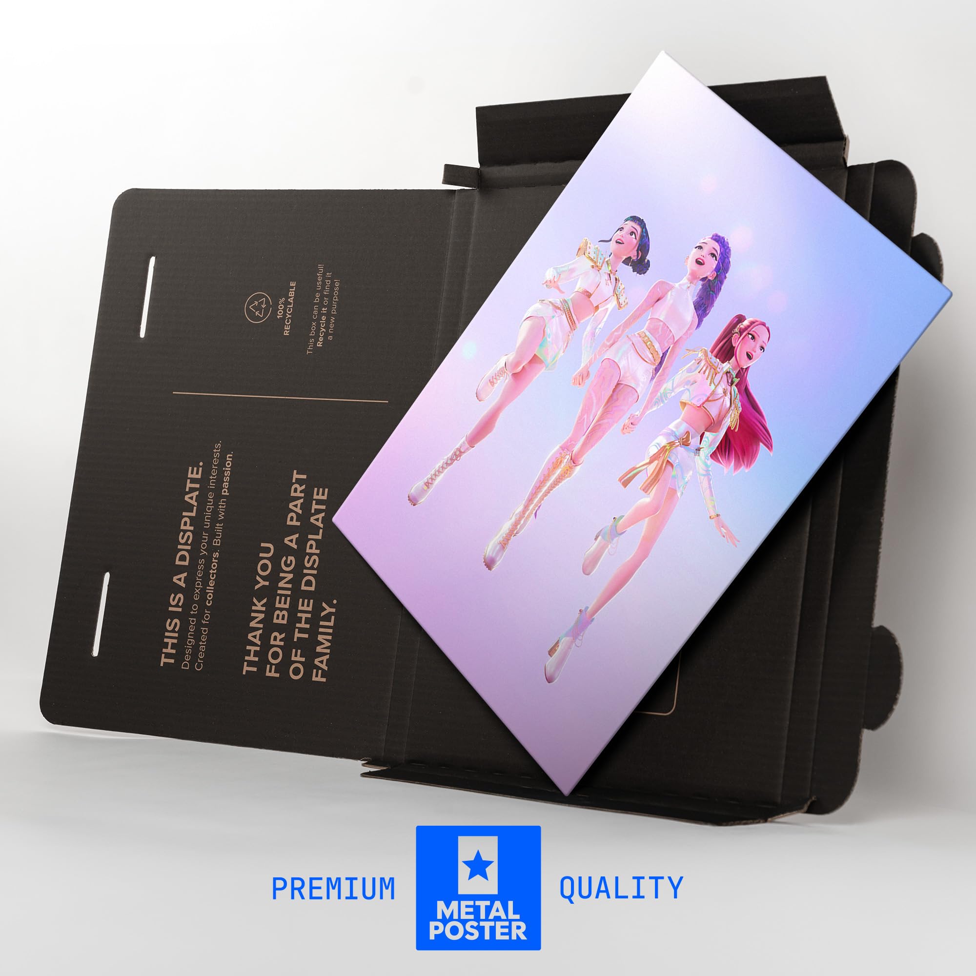 Displate Metallposter KPop Demon Hunters Wandbild - Icons of the Screen - HUNTR/X Vertical - Girls Huntrix Kpop Geschenk - Premium Wanddekoration Wand Deko Wohnzimmer Film Poster - 32 x 45 cm