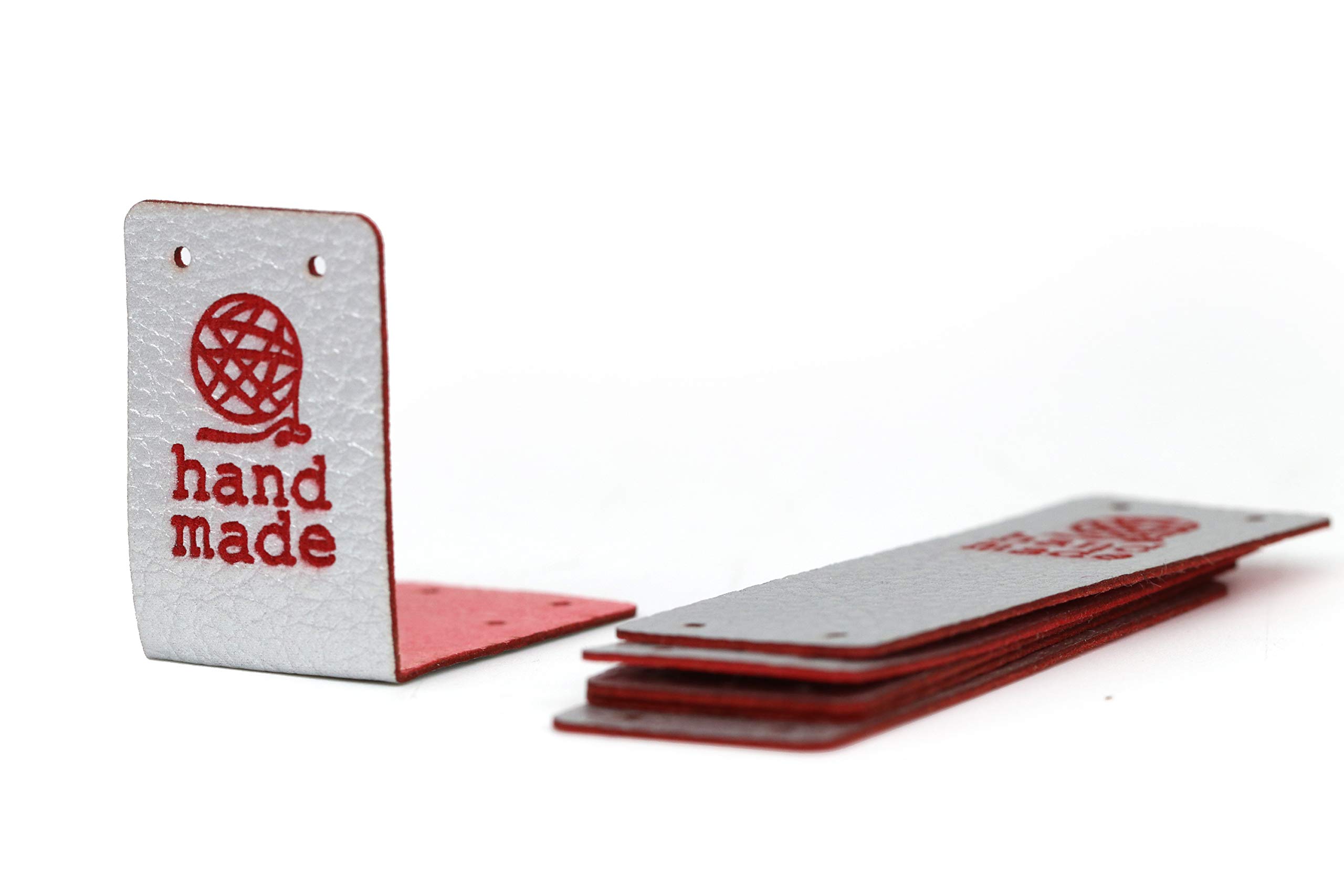 Etichette Personalizzate Handmade Pieghevoli PU - Rosso-Argento Mod. HMD Gomitolo hand made- Tag Handmade Etichette da cucire su prodotti fatti a mano (30 Pezzi - Testo Personalizzato)