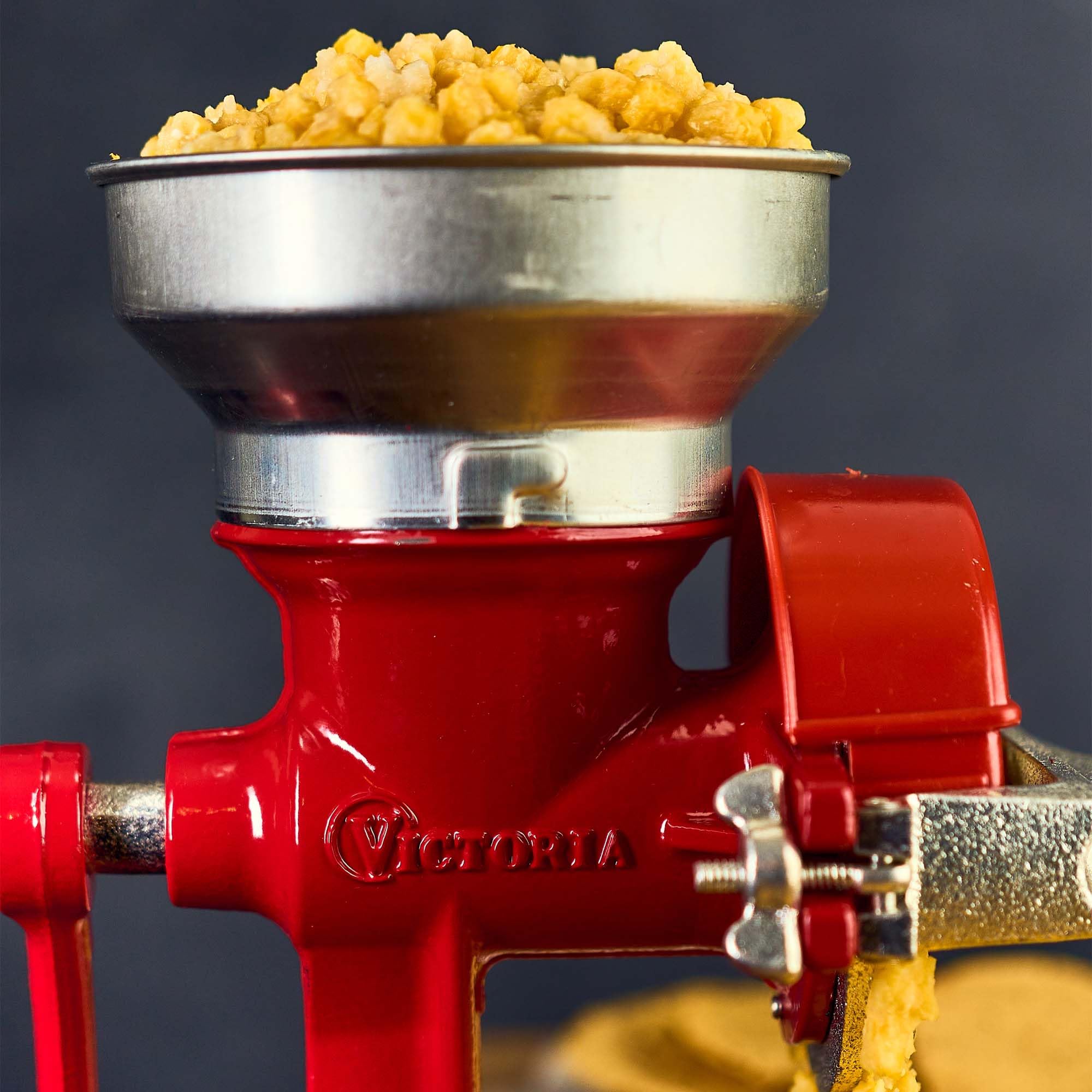 Victoria Moulin à Grains Manuel, Moulin à Main en Fonte pour Moudre le Café, le Maïs, l'Avoine, les Graines, Broyage Réglable, Trémie Basse, Grain Grinder avec Pince de Table, Rouge