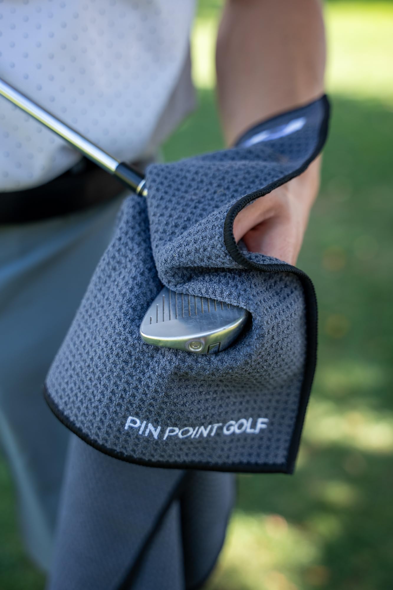 PPG - Toalla de golf magnética, color gris oscuro, toalla de golf de microfibra de alta calidad con bolsillos absorbentes de gofre, imán fuerte para una fuerte conexión a carritos de golf o palos | 24