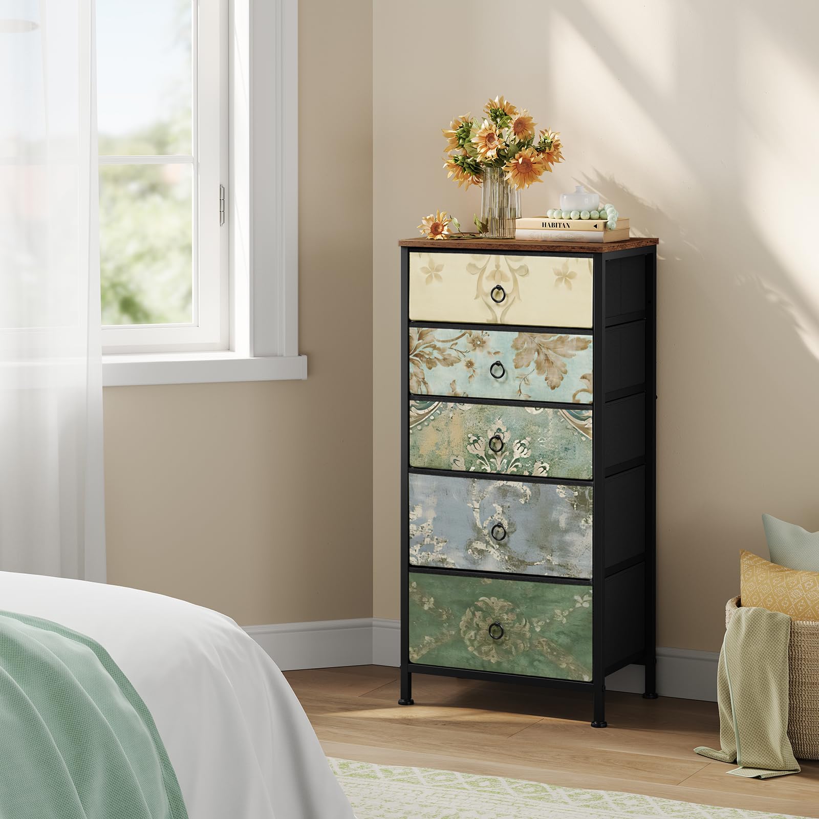 WOLTU Cassettiera, 5 Cassetti per Camera da Letto/Corridoio/Soggiorno, Marrone Rustico e Nero con Motivo Fiore Retrò, Struttura in Metallo, 45.5x30x95.5cm, SSK004pw