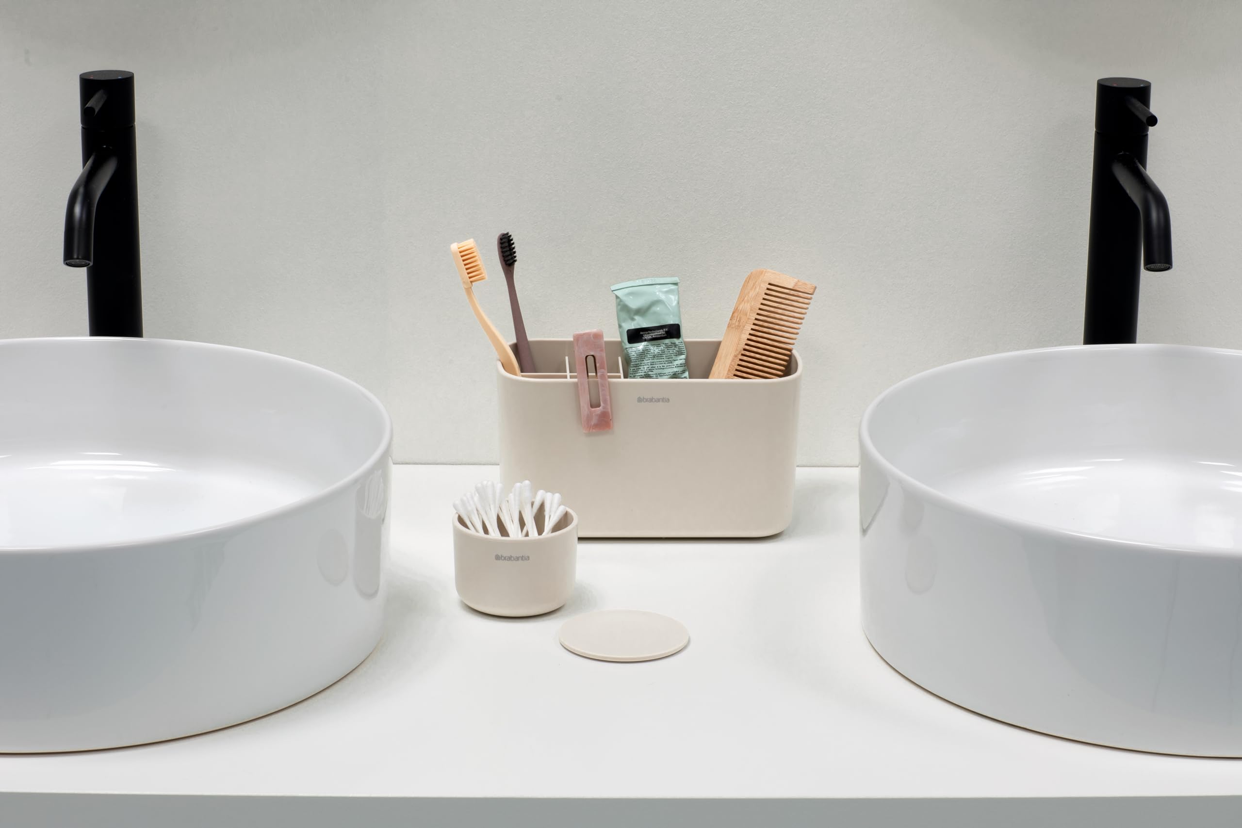 Brabantia - ReNew Portaoggetti da Lavabo - Organizzatore per Lavandino - Adatto come Portaspazzolino - Base Antigraffio - Facile da Pulire - Resistente alla Corrosione - Soft Beige - 20 x 10 x 11 cm