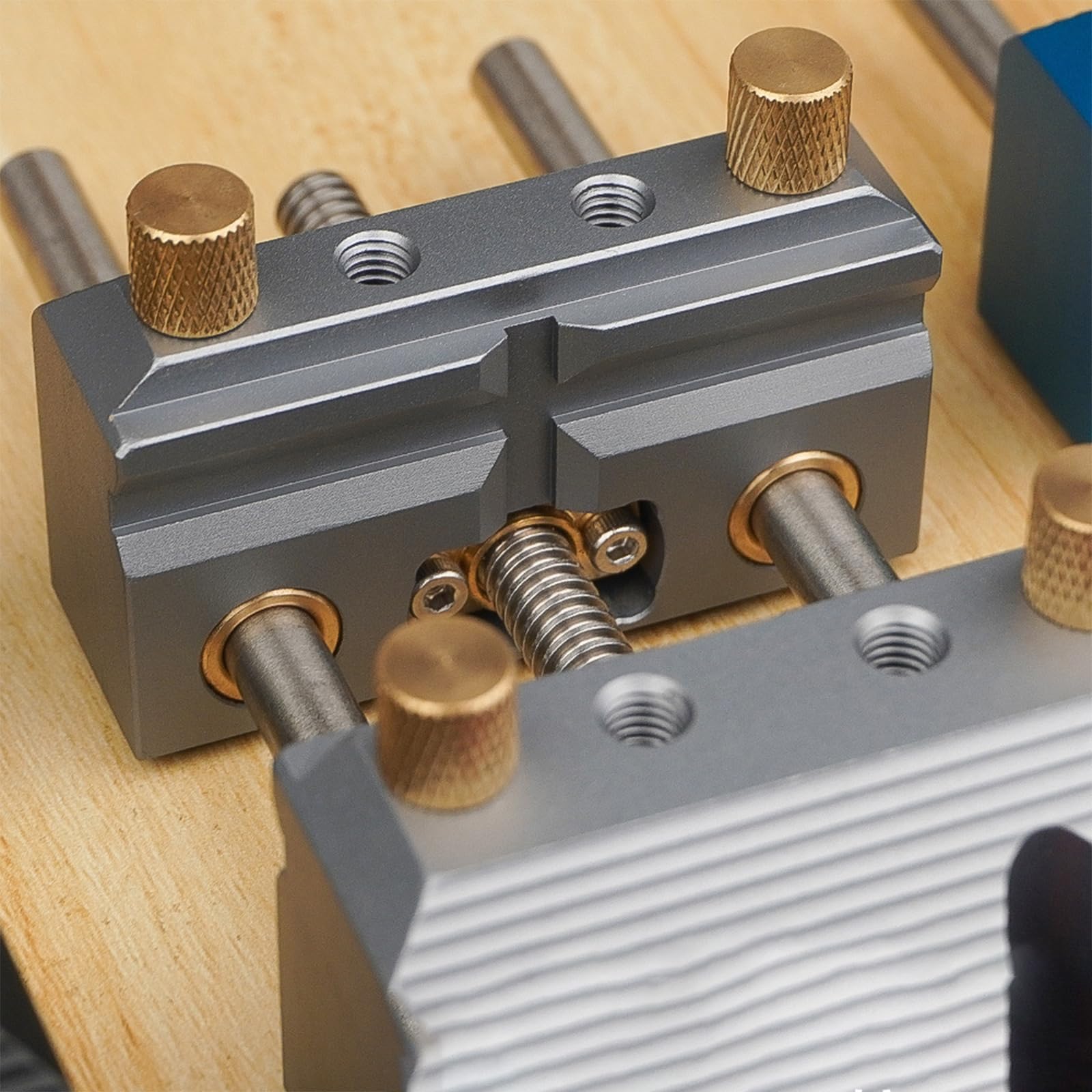 Tornillo de de sujeción de piezas con base de abrazadera, herramienta de trabajo pequeña de metal con giratorio, soporte de guía y configuración compacta para tareas de hobby Abrazadera de