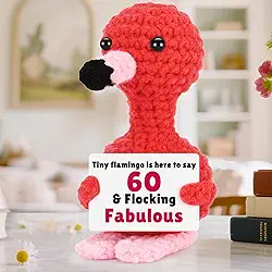 Presentes engraçados de aniversário de 60 anos para mulheres, mãe, avó, irmã, amiga, esposa, colega de trabalho - Feliz aniversário de 60 anos e fabuloso, mini flamingo emocional fofo feito à mão com