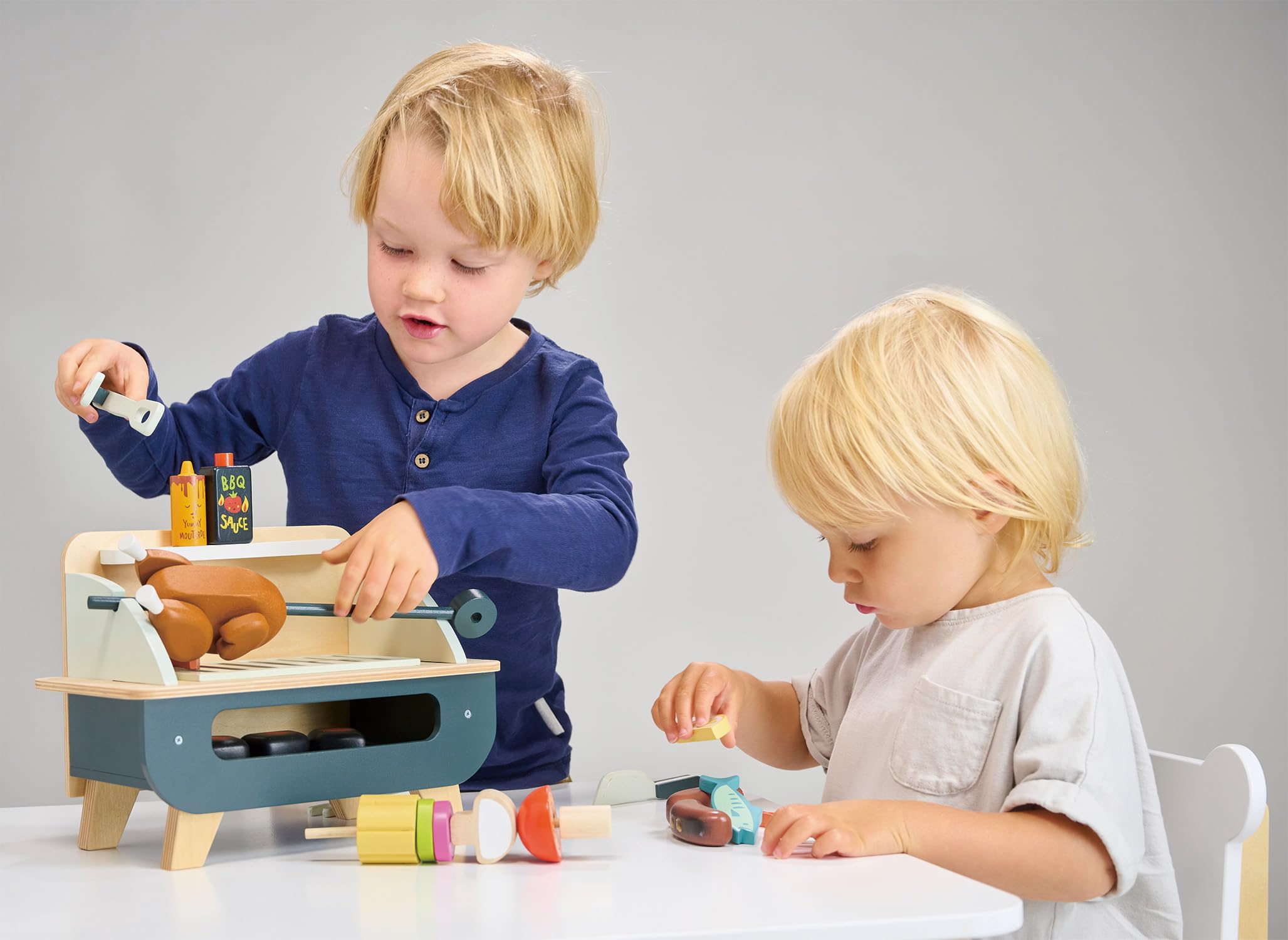 Tender Leaf Toys Zestaw do grillowania – 27-częściowy drewniany interaktywny zestaw do grillowania z jedzeniem i przyborami dla chłopców i dziewcząt – doskonała zabawka do odgrywania ról – pobudza