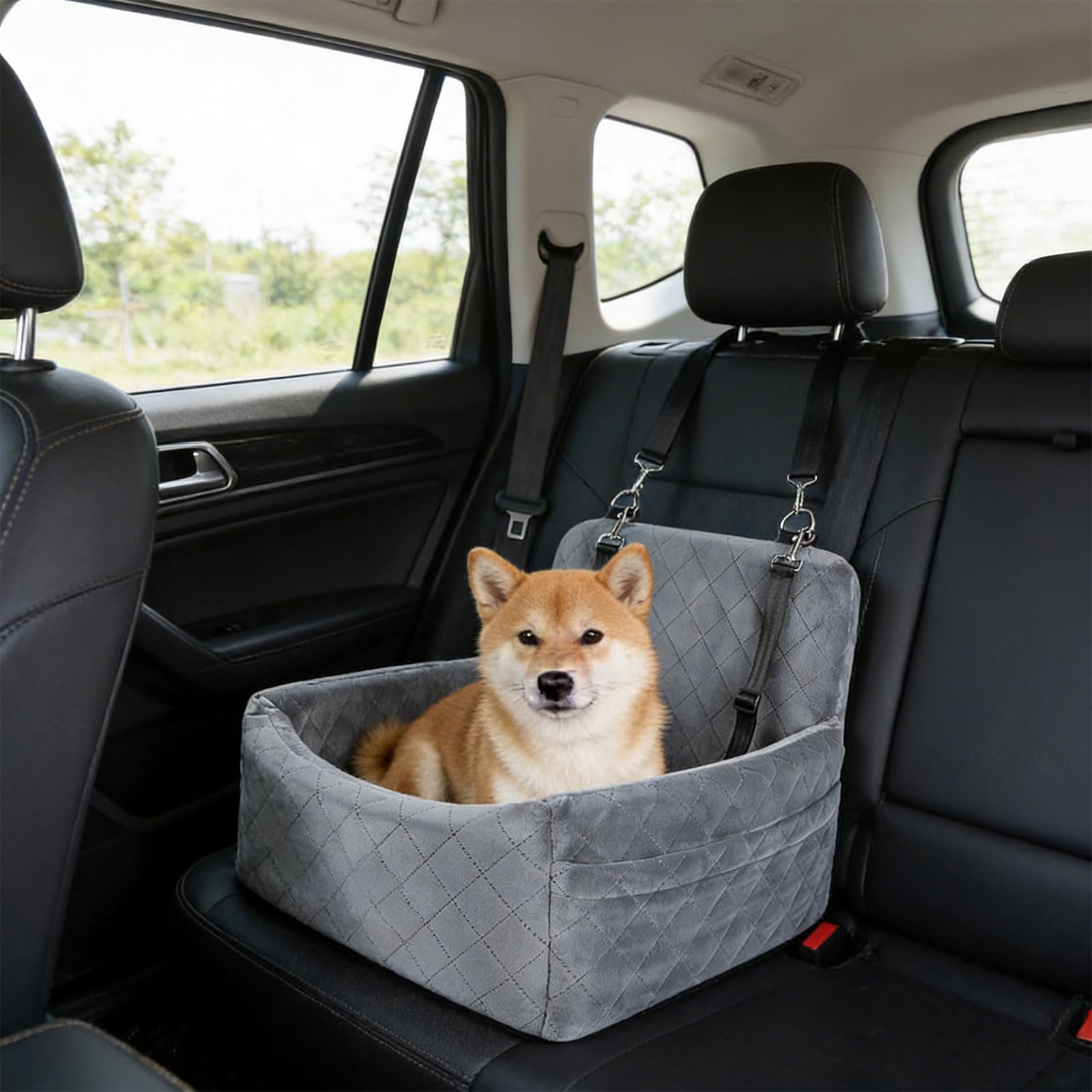 Chien lavable fabriqué à partir d'une substance en cuir souple pour un nettoyage et un entretien faciles. Sécurité renforcée avec fond antidérapant et ceinture de sécurité