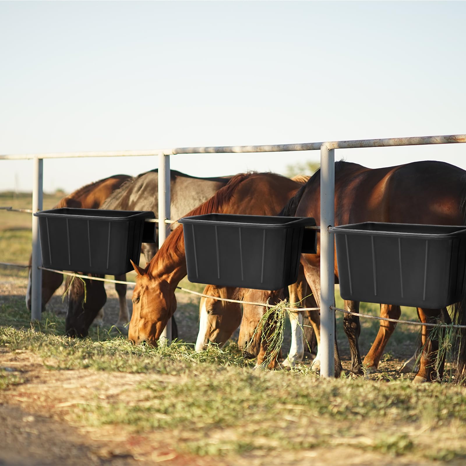 Maxdot 2 comederos de gancho de goma de 17 cuartos de galón sobre valla colgante, cubo de alimentación de goma resistente para puestos de granja, pastos, estable para alimentar caballos, ovejas