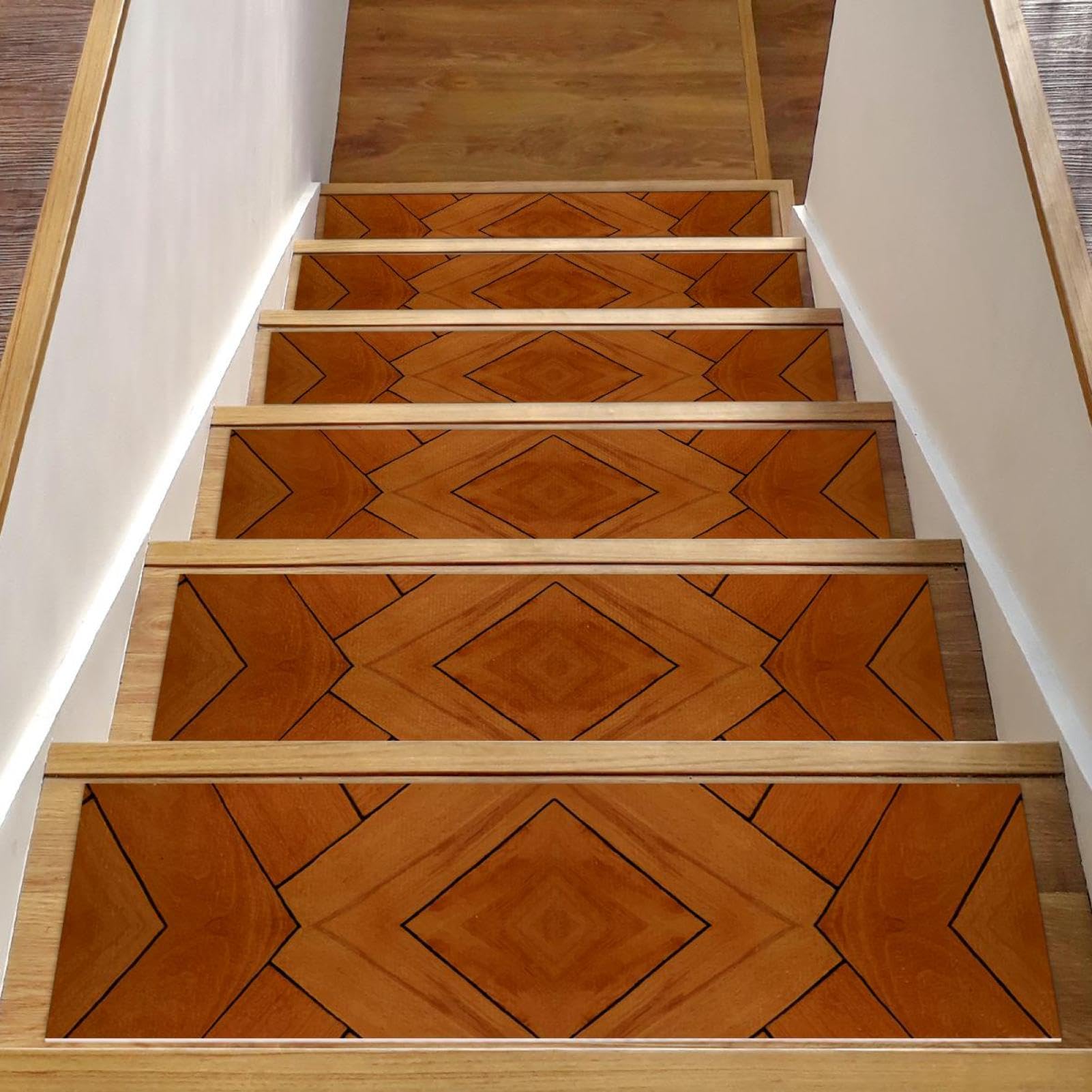 Peldaños de alfombra antideslizante para escaleras de madera en hogares con niños