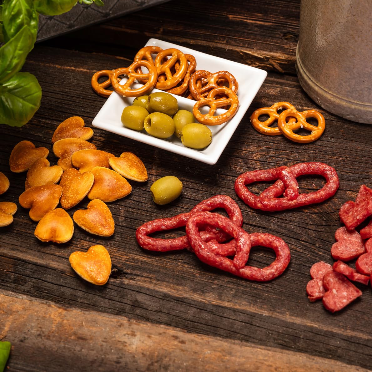 Snack Selection Premium 6er-Set Olive und Käse, Snackbox mit Salami, Salzgebäck, Gebäckherzen und Oliven und Käse, 6 x 80g Snacks
