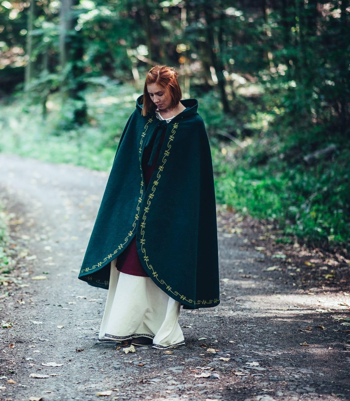 Leonardo Carbone® Ásidís średniowieczna peleryna wełniana z haftem ręcznym – średniowieczna odzież damska, peleryna damska, kostium hobbit, odzież LARP, Wikingowie, Cosplay, Halloween, karnawał
