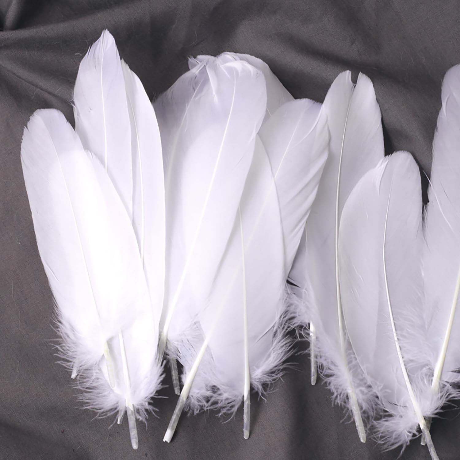 JOYOLA 100PCS Plumes Blanches, Plume Décoration, Plumes Loisirs Creatifs, Plume d'oie Naturelle, pour DIY Dreamcatcher, Noël, Anniversaire, Fête de Mariage, Décoration d'intérieur