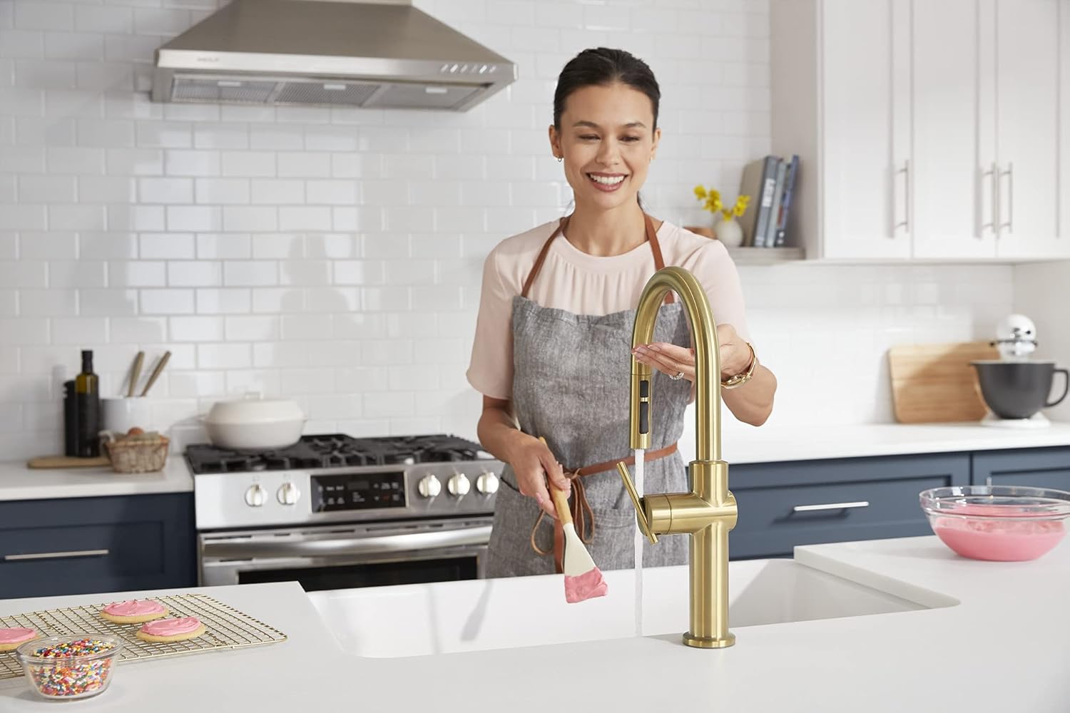 Modern Brass Touchless Pull-Down Kitchen Faucet with Sprayhead