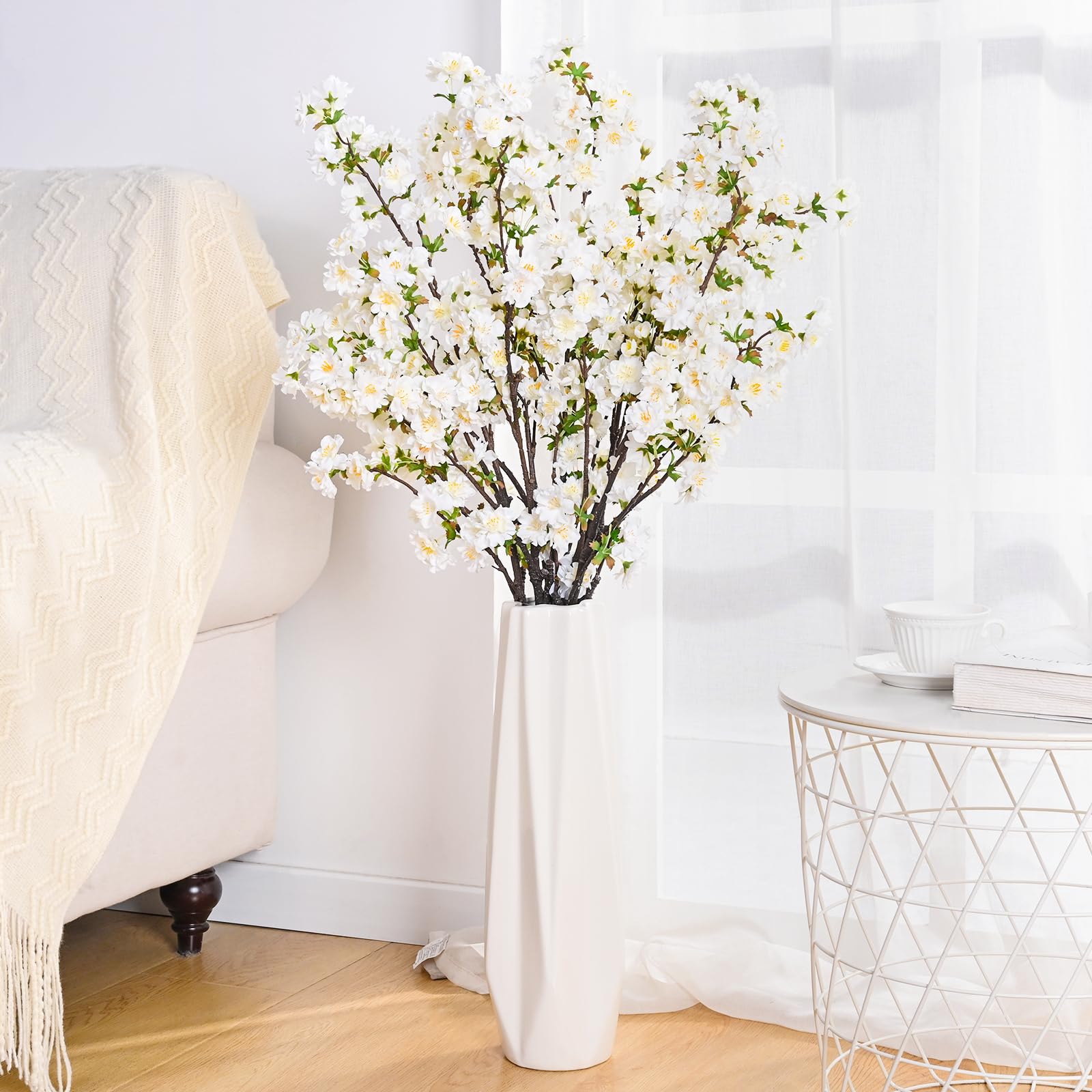 Bloemen Op De Takken Van Kersenbloesem Tegen Een Groene Boom Stock Foto - Image of blooming