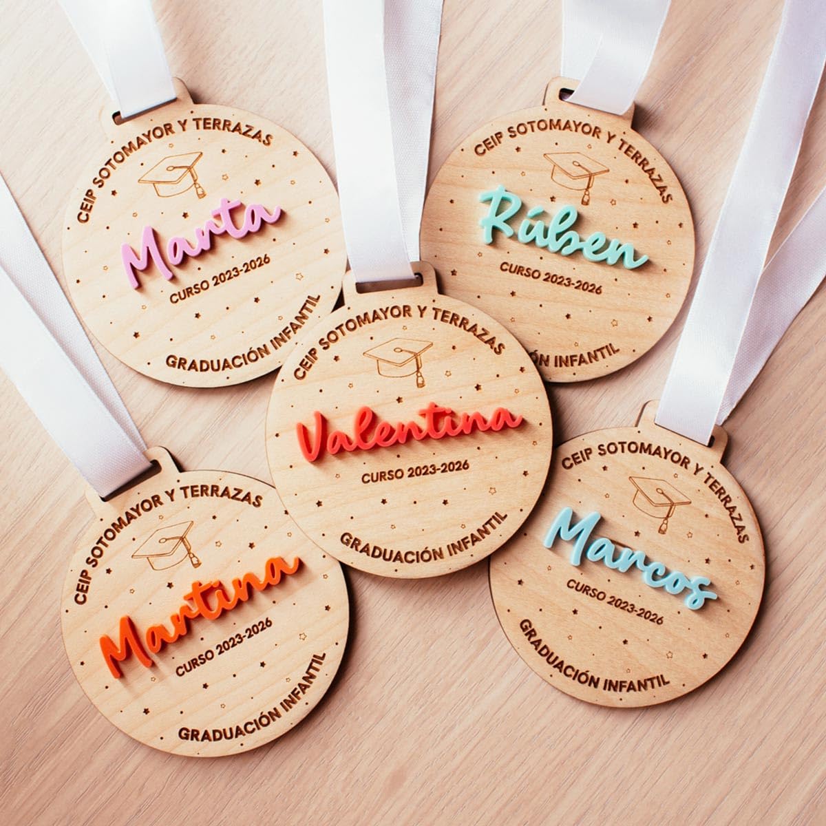 Medalla de Graduación Madera de Maple y Metacrilato, 8x8.75 cm, Personalizable