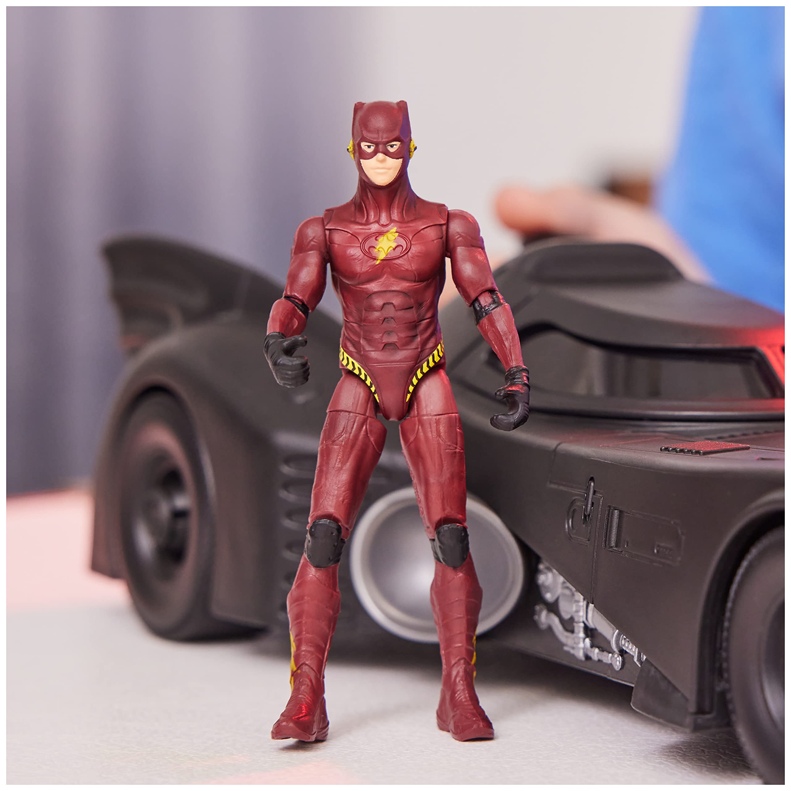 DC Comics, paquete de 3 artículos de The Flash, incluye a The Flash Young Barry, Batman y el Batmóvil, figuras de acción de 10 cm, coleccionable de la película
