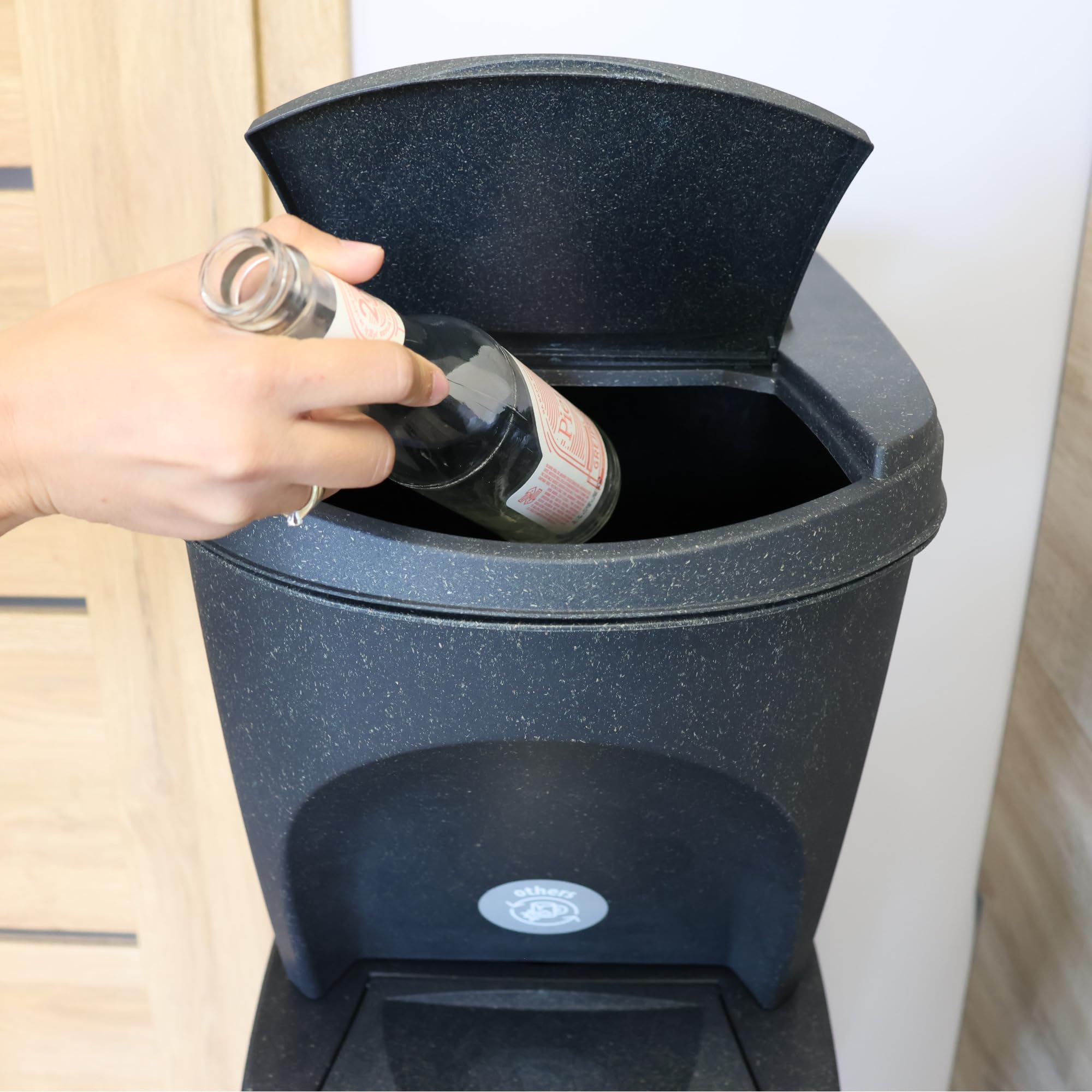 Zestaw 4 pojemników na śmieci + kolorowa naklejka z oznaczeniami rodzaju odpadów system segregacji śmieci ECO - zestaw 4 x 25 l koszy na śmieci w kolorze antracytowym do układania w stos, kompaktowe,