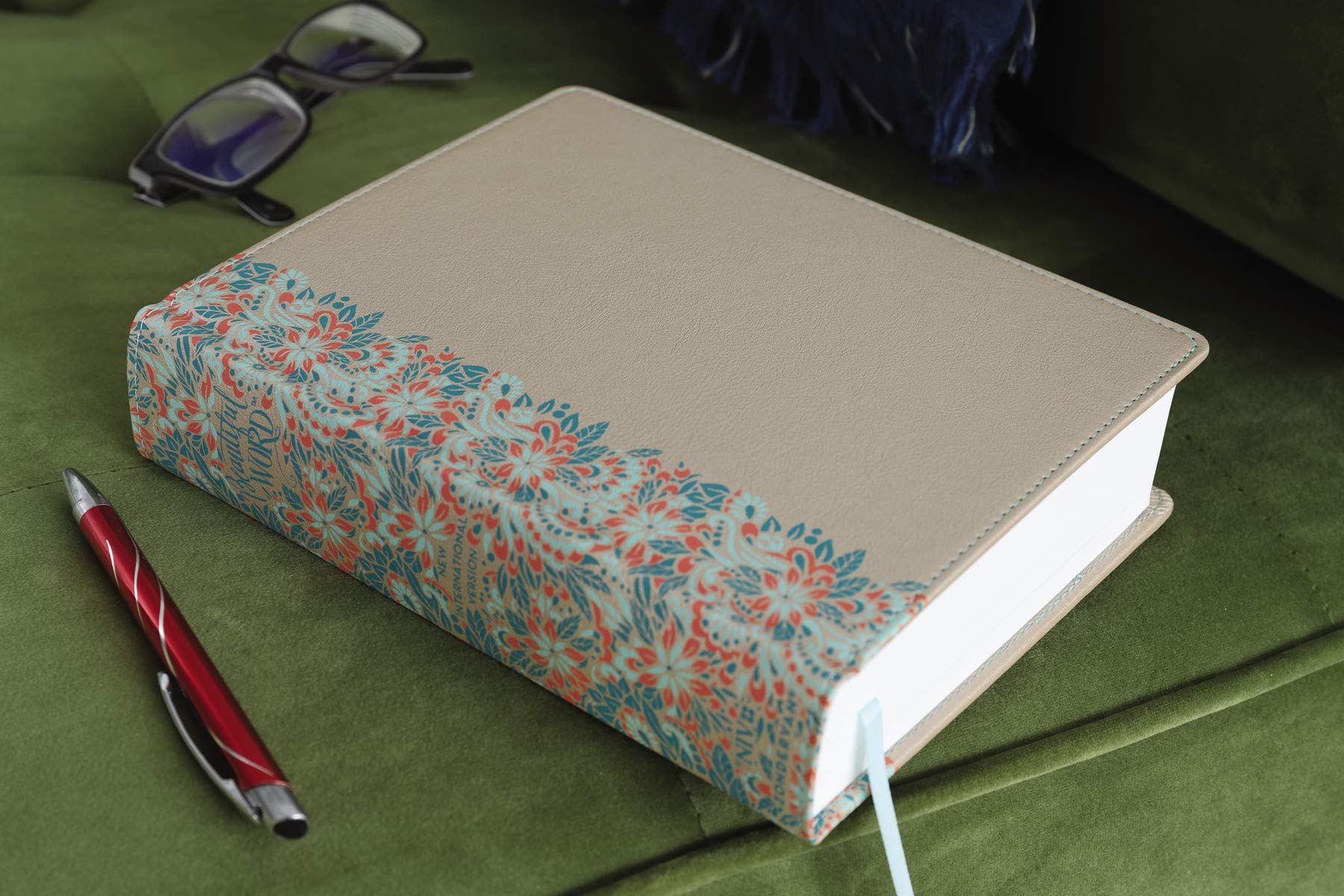 NIV, Beautiful Word Bible, Updated Edition, Peel/Stick Bible Tabs, Leathersoft over Board, Gold/Floral, Red Letter, Comfort Print: 600+ Full-Color Illustrated Verses - Image 2