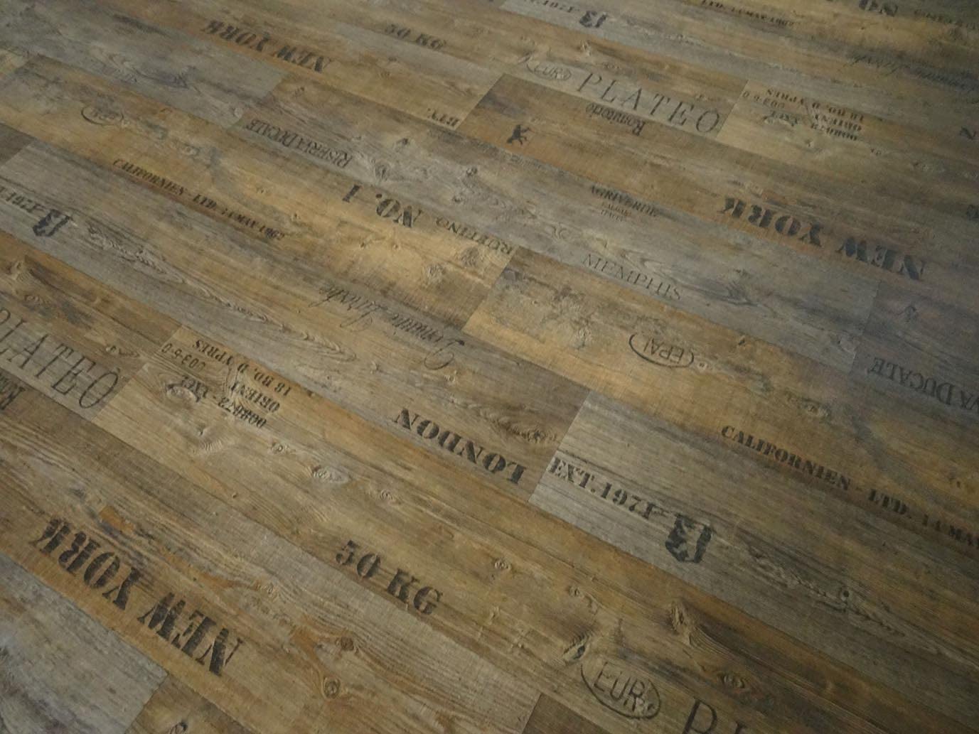 Pavimenti in PVC con scritte, marrone scuro, Taglio (4m di larghezza / 12m di lunghezza)