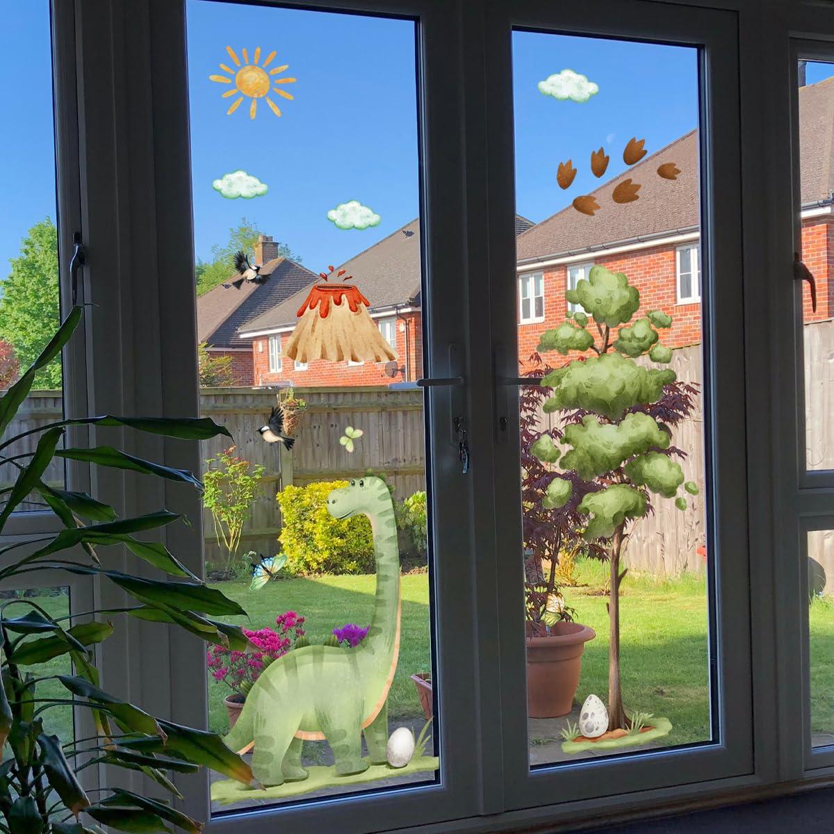 WandSticker4U - Fensterbilder DINOSAURIER Kinder selbstklebend (80x70 cm) I Fenstersticker Kinder Dino mit Baum, Volkan & Sonne wiederverwendbar I Fensterdeko Kinderzimmer Junge Dino Frühling
