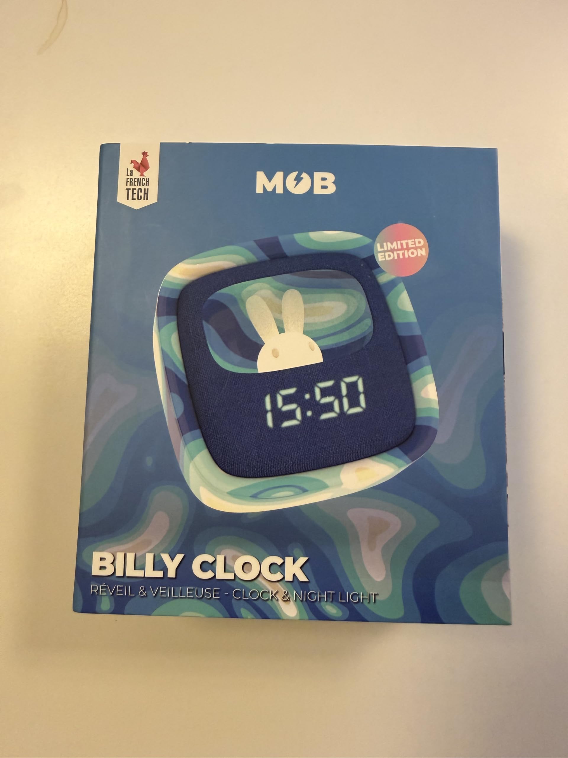 Billy Clock - Sveglia e luce notturna per bambini, telaio in plastica soft-touch, programmazione data, ora e 3 allarmi, blu waves, mob