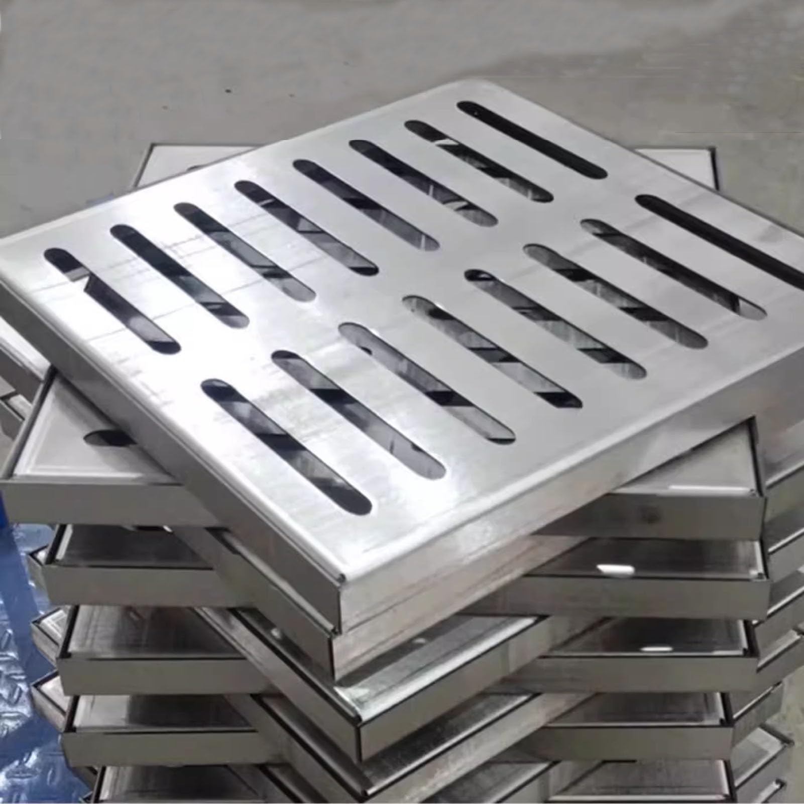 Generisch Griglia di drenaggio per esterni, griglia di drenaggio e telaio, copertura per lo scarico del canale, griglia per l'acqua piovana, quadrata, acciaio inox 304, spessore 2 mm (300 x 300 x 20