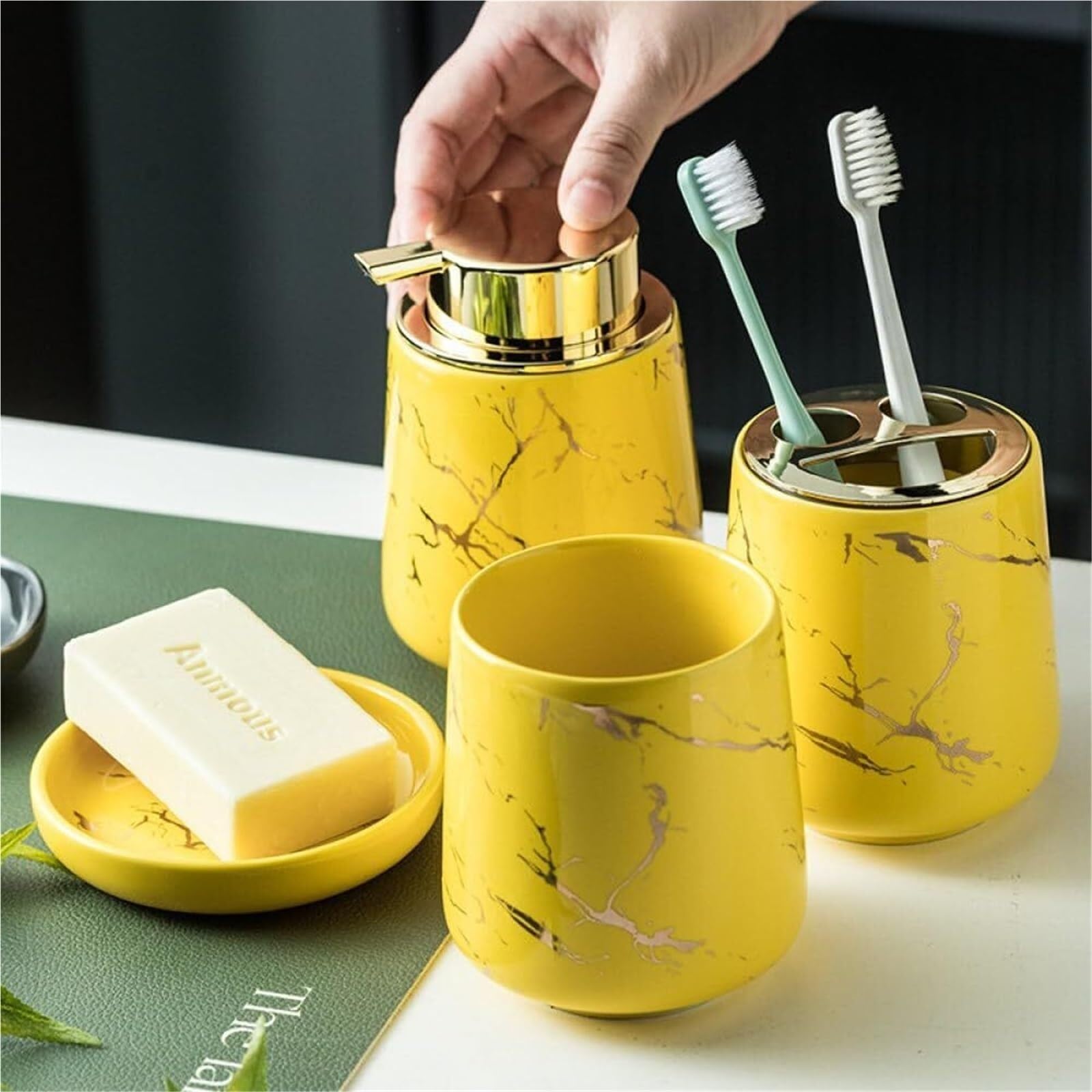 Set di accessori per il bagno Set da 4 pezzi in marmo, portaspazzolino, dispenser di sapone e bicchiere for collutorio, decorazione costiera Arredamento per gli affittuari(Yellow)