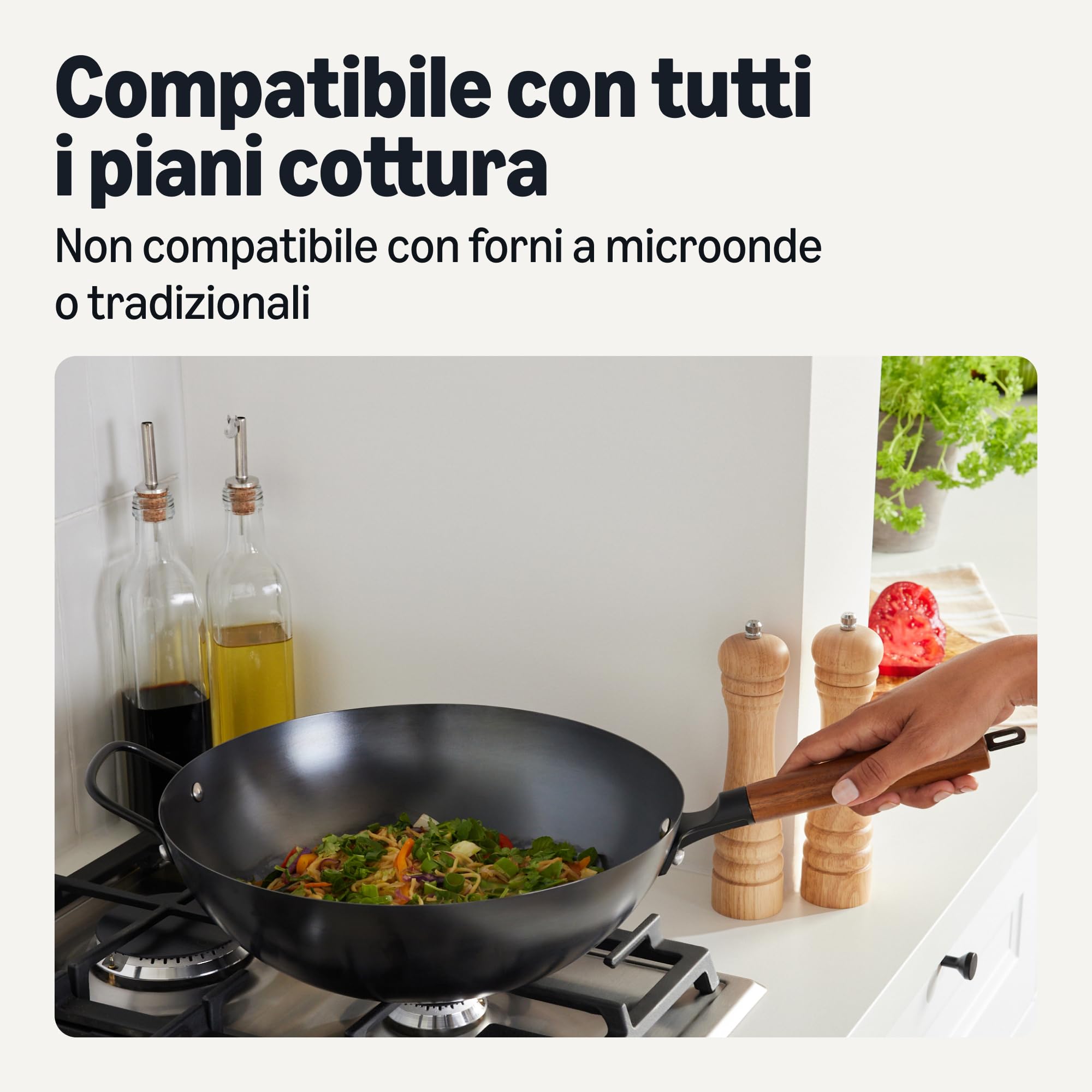 Amazon Basics Wok Pretrattato in Acciaio al Carbonio con Manico in Legno di Acacia, Adatto a Tutti i Piani Cottura, 32cm