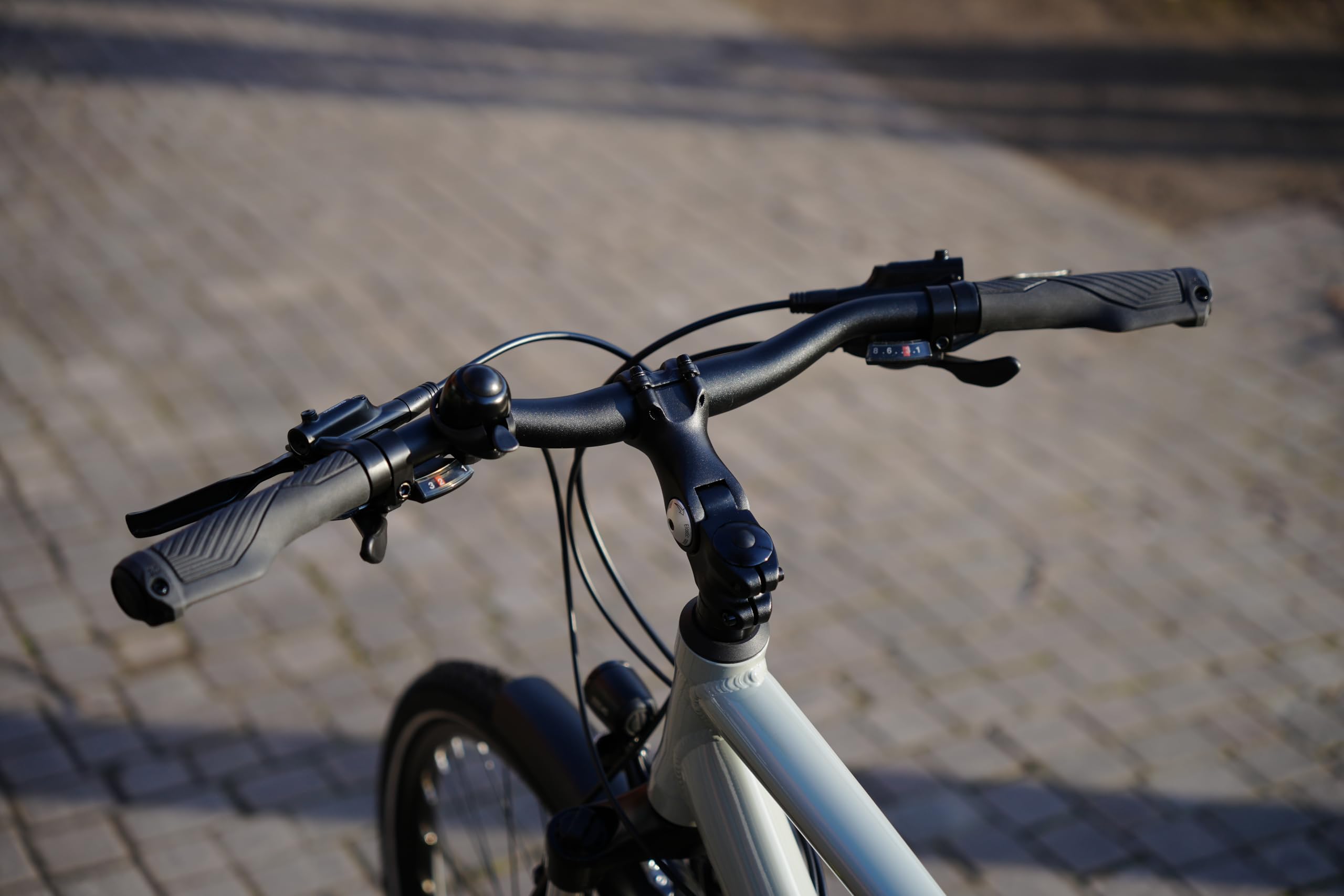 PROPHETE ENTDECKER 500 28 Zoll Trekkingbike mit Altus 24 Gang Kettenschaltung hydraulischen MT200 Scheibenbremsen 40 Lux LED Beleuchtung Alu Suntour NEX Federgabel grau