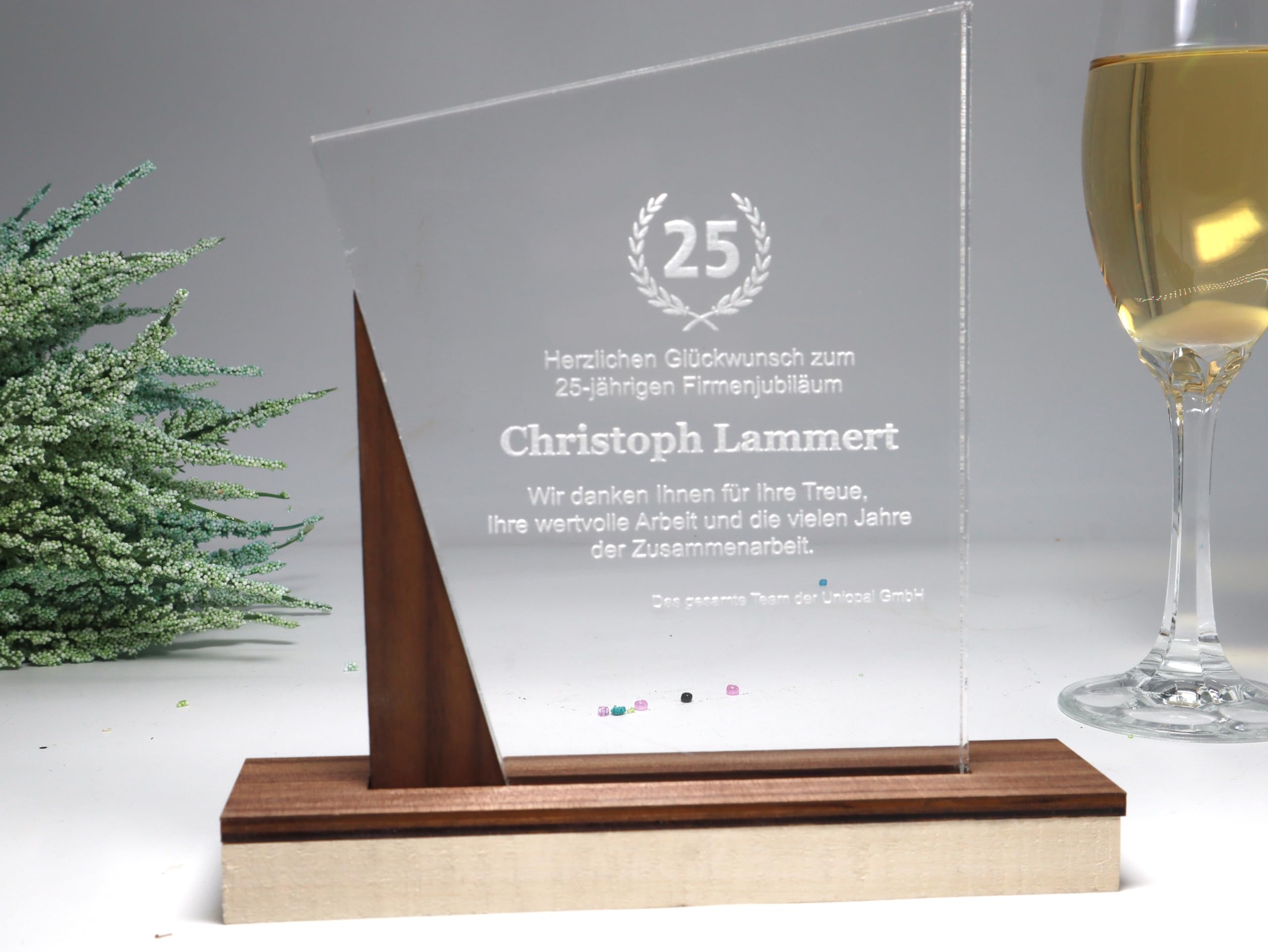 Elegante Trophäe aus Acrylglas mit Nussbaum – Individuelle Gravur – Moderne Auszeichnung & Award