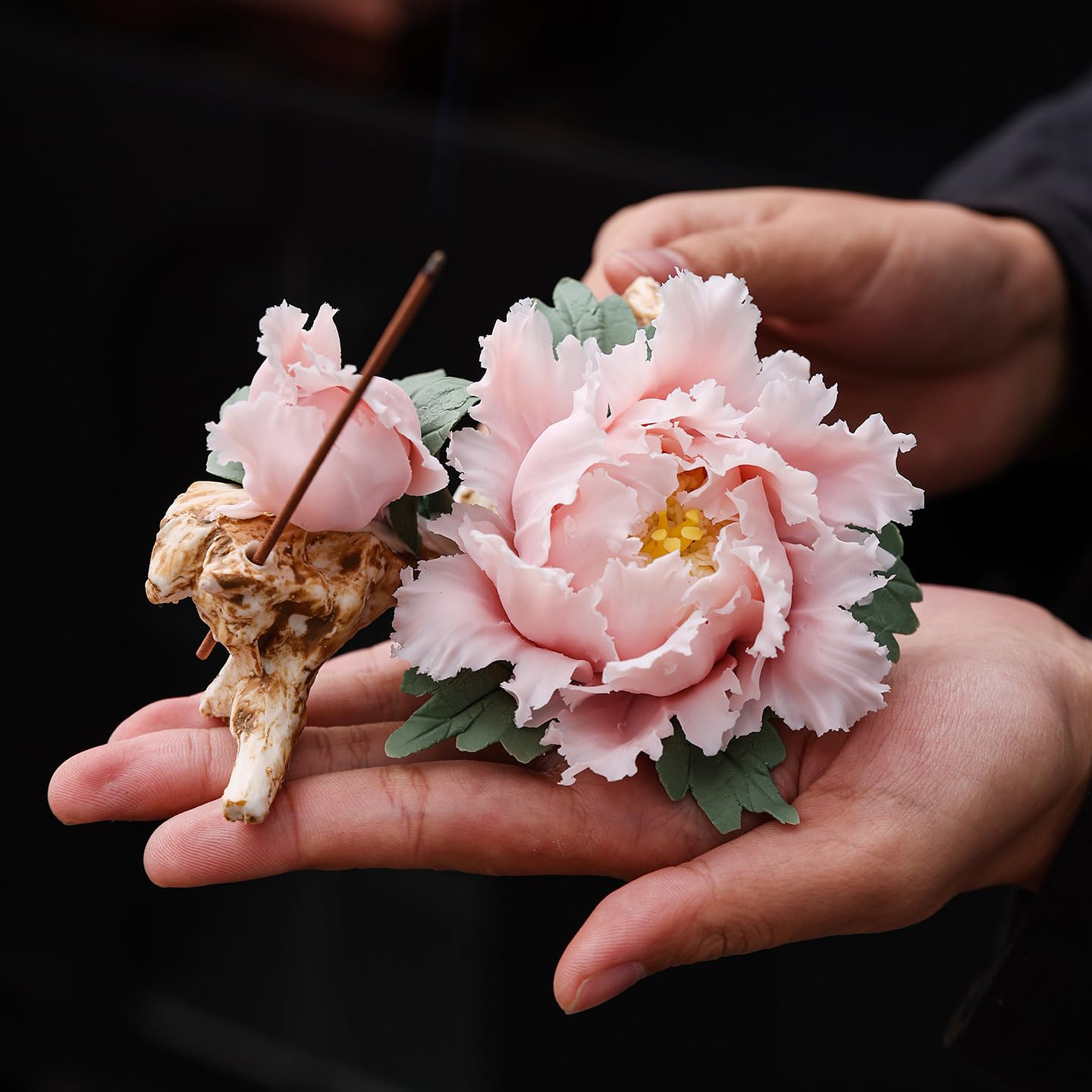 HUFFA Porta Incienso de Flor de peonía de Porcelana Hecho a Mano | Elegante decoración de Mesa for salón y salón de té | Artesanía Floral única(Rojo)