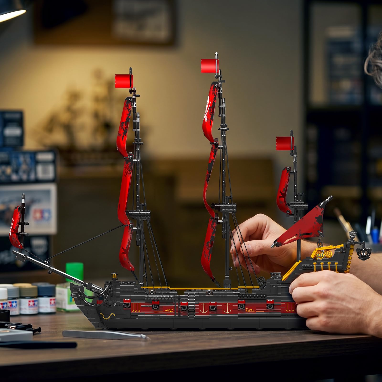 Mould King 13109 Technik Segelboot Modell,The Queen Annes Revenge Großes Rotes Piratenschiff Clamping Blocks Kit 3139 Teile Groß MOC Technologie Königin Annes Rache Klemmbausteine Bausatz