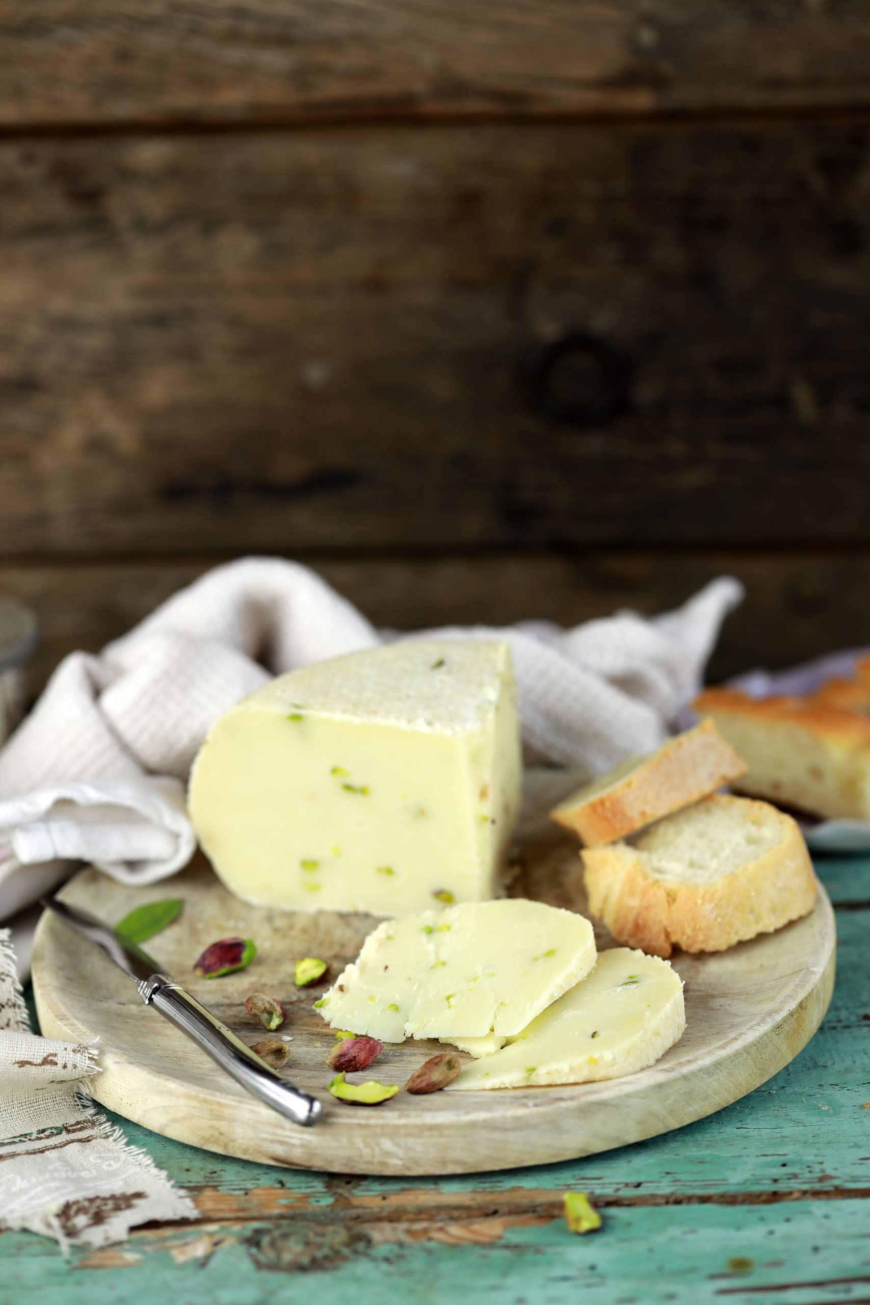 Pecorino al Pistacchio di Bronte | mezza forma sottovuoto da 0,6 kg | formaggio artigianale toscano | Salumificio Artigianale Gombitelli - Toscana