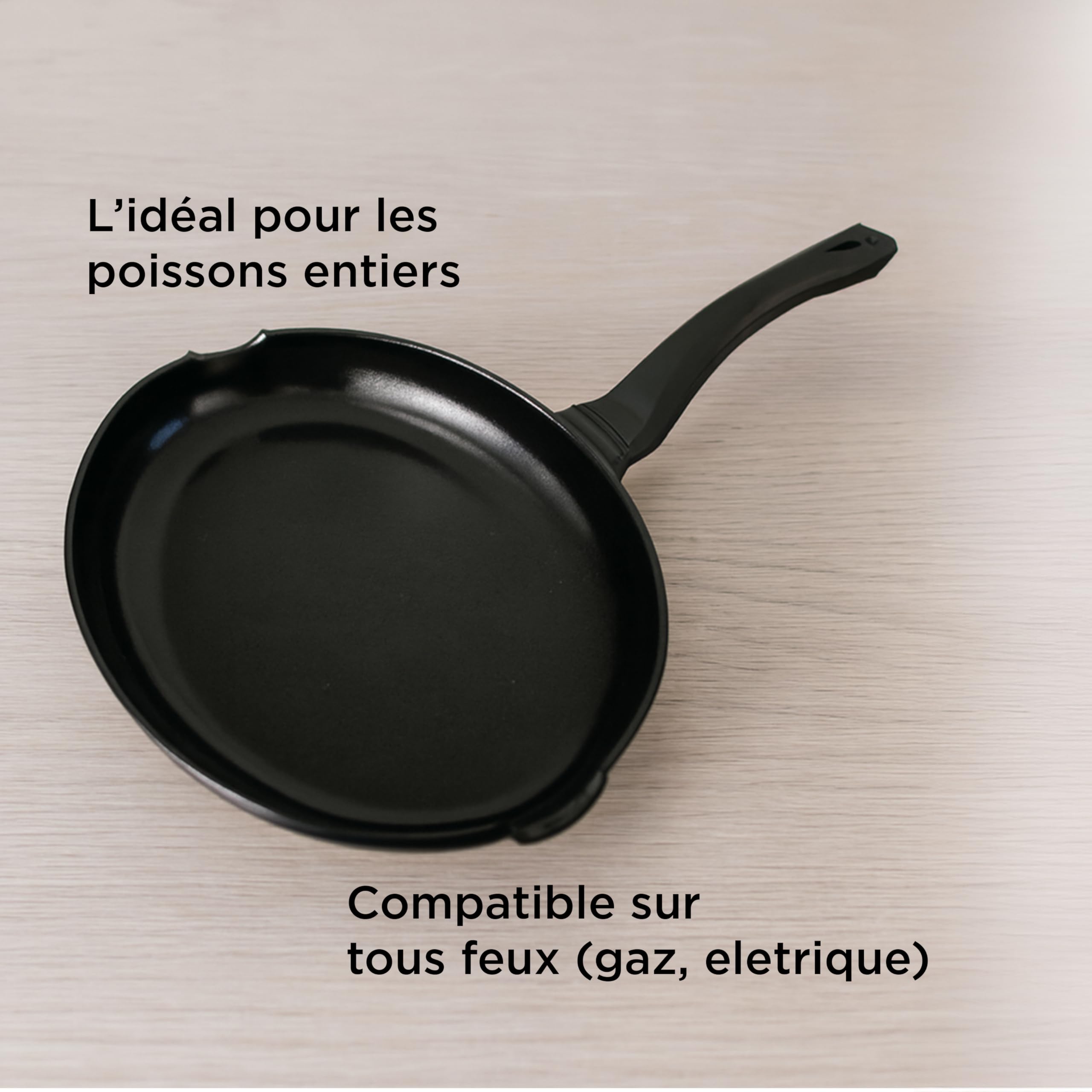 Mastrad – Poêle à Poisson Ovale 35 cm – Revêtement Céramique Antiadhésif Sans PFAS & PTFE – Cuisson Saine & Homogène – Idéale pour Poissons Entiers, Filets & Darnes – Tous Feux Dont Induction